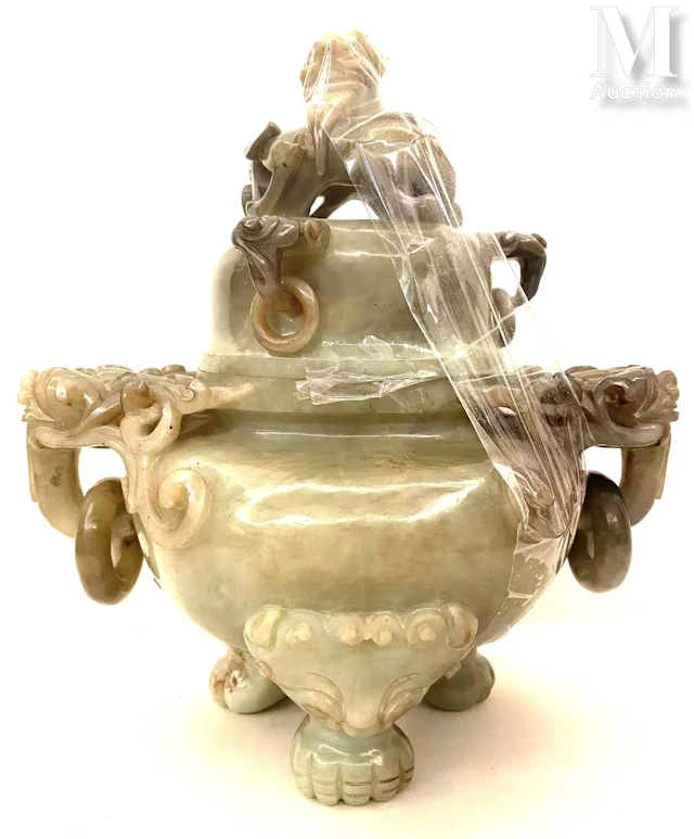 CHINE, XIXe-XXe siècle Vase couvert en pierre dure