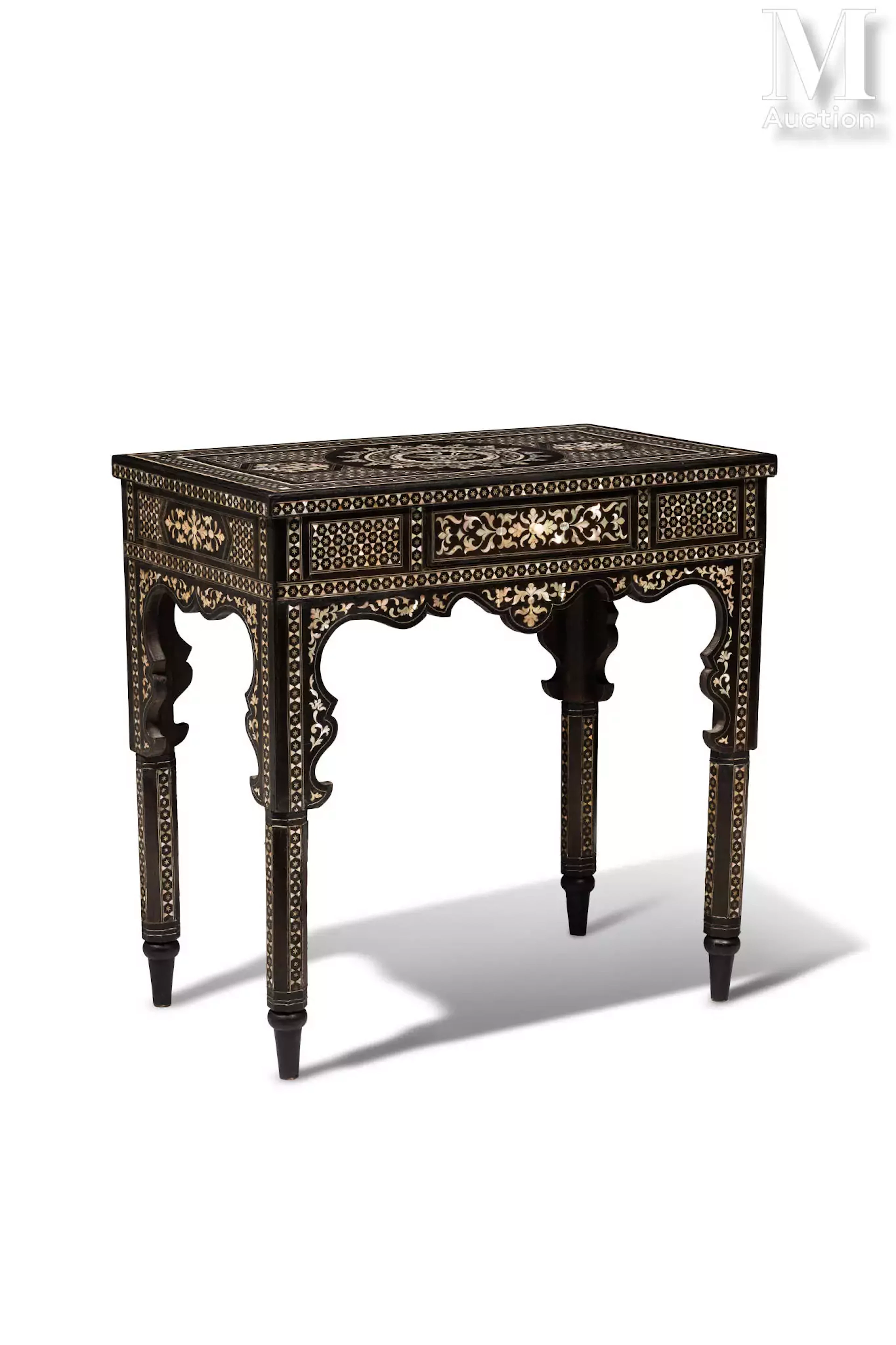 Console à décor de tughra en marqueterie de nacre Syrie (Damas) ou