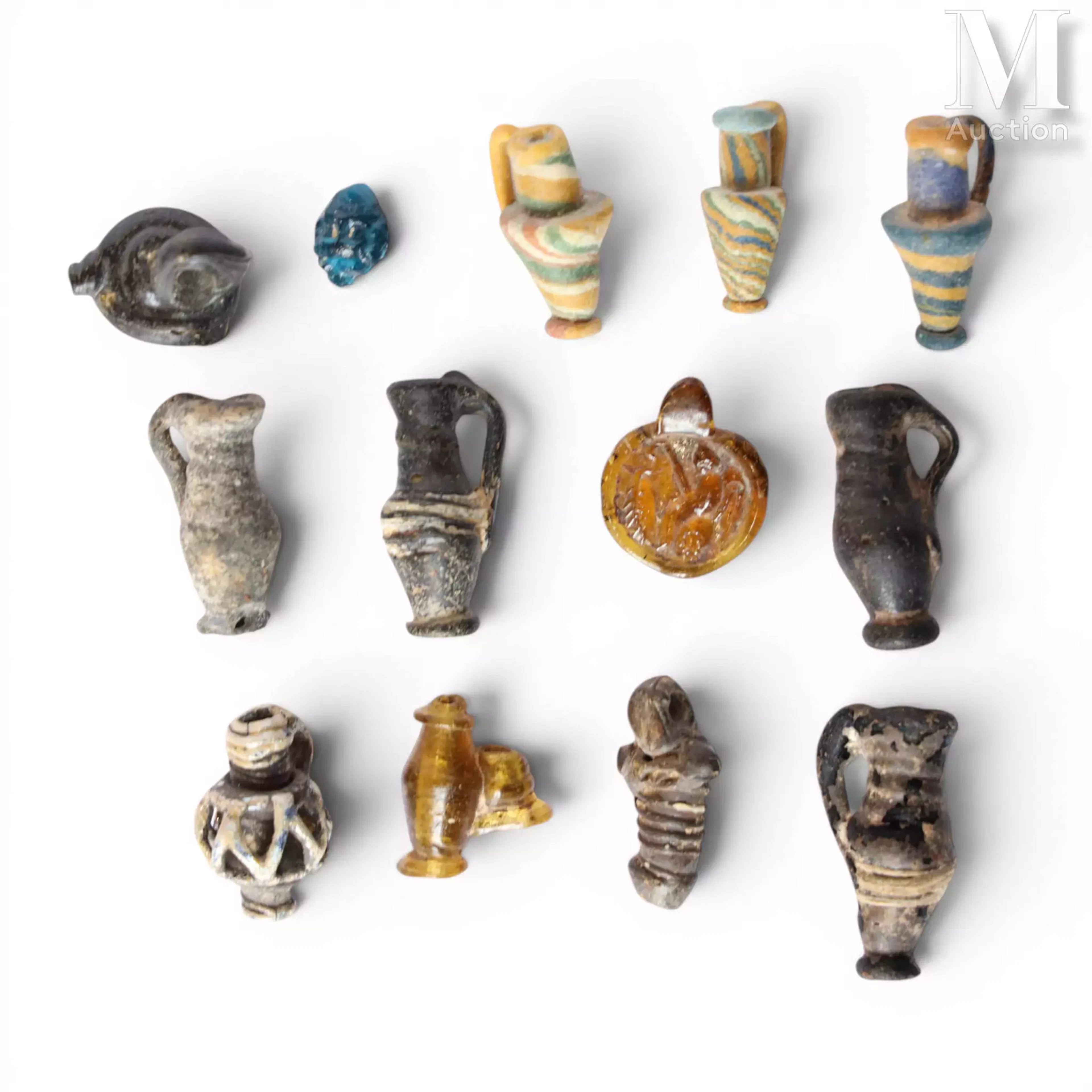 Lot de dix vases miniatures de type œnochoé et un phallus en pâte