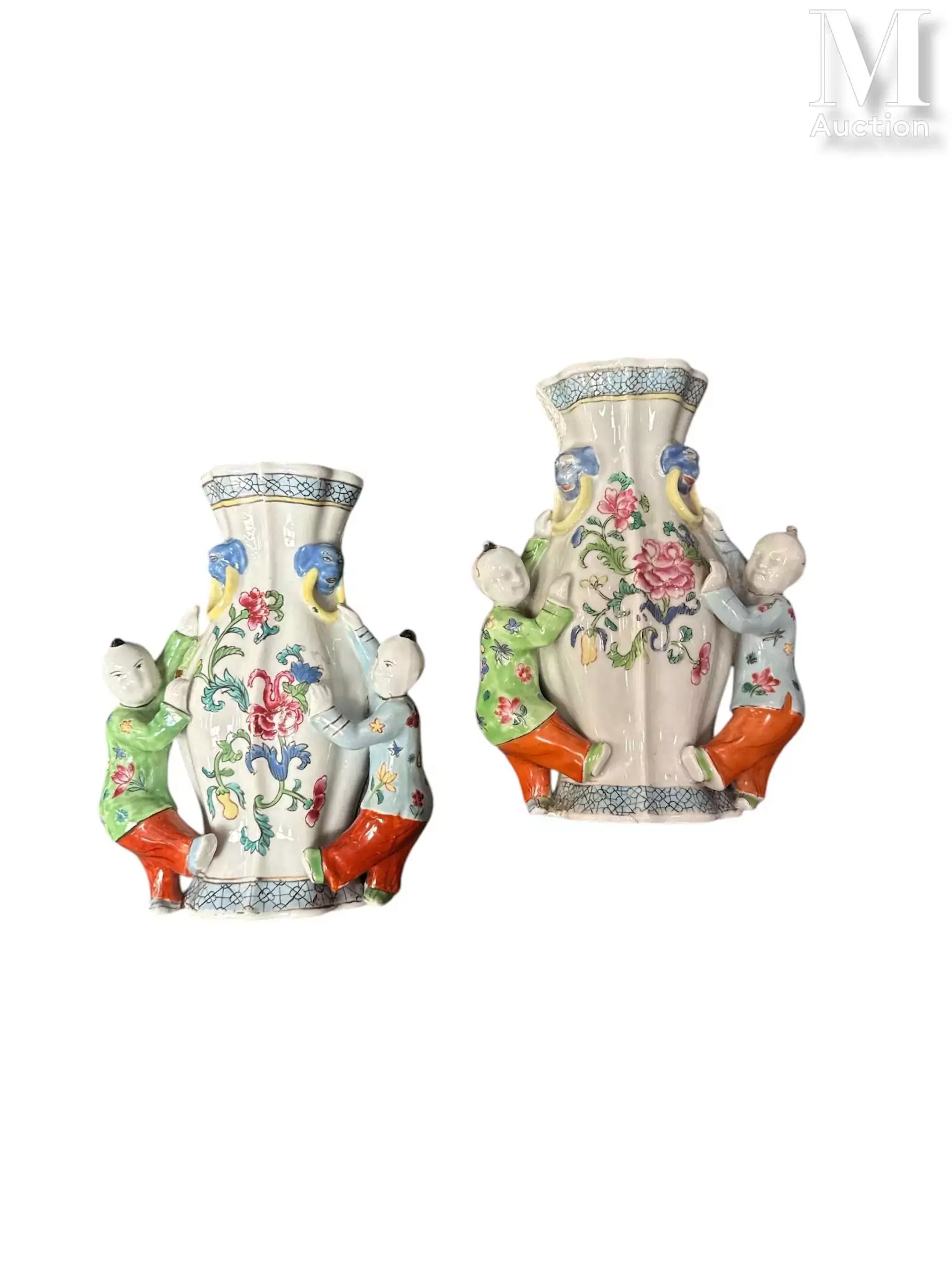 CHINE et FRANCE, XIXe siècle Ensemble de deux vases muraux en porcelaine