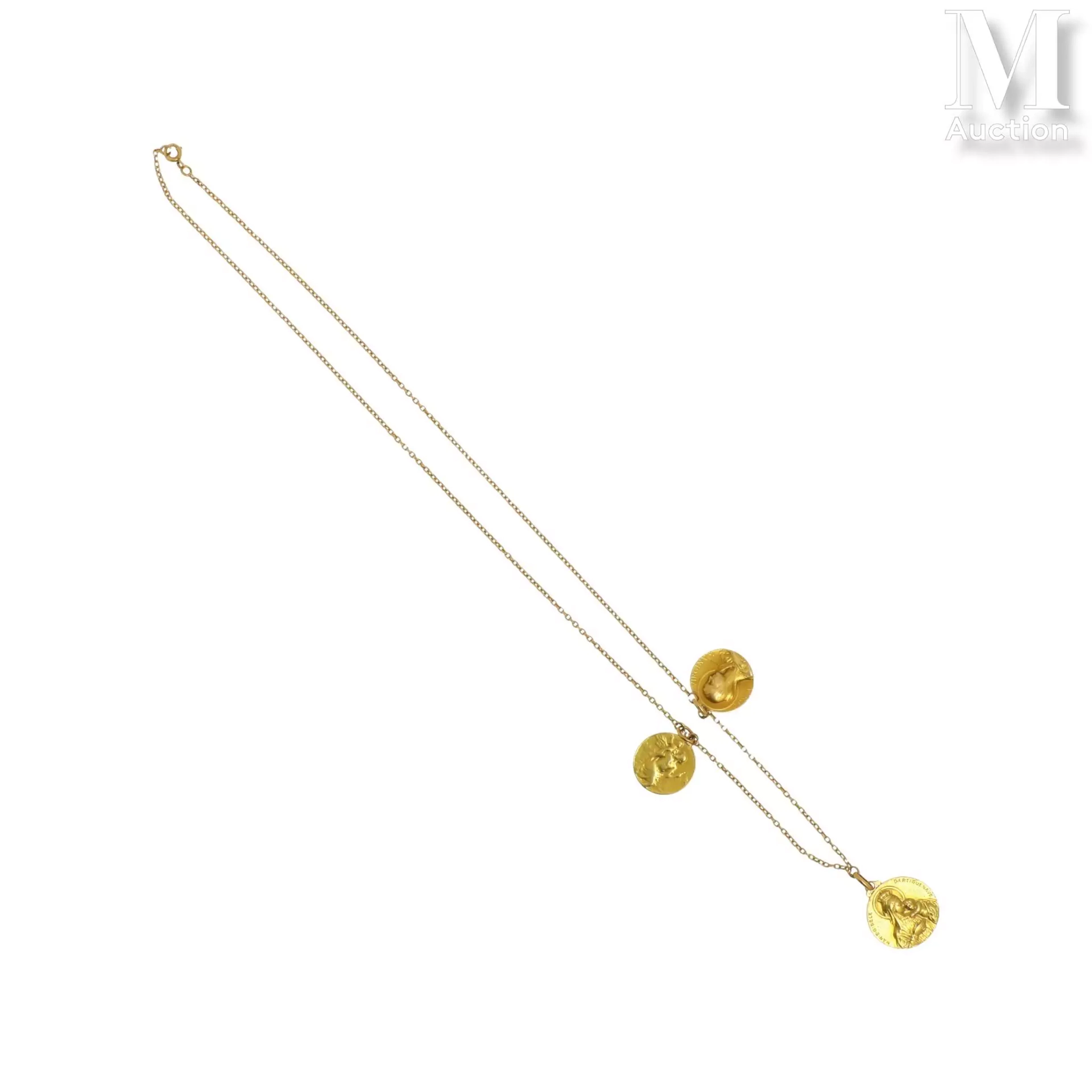 Chaine de cou et médailles