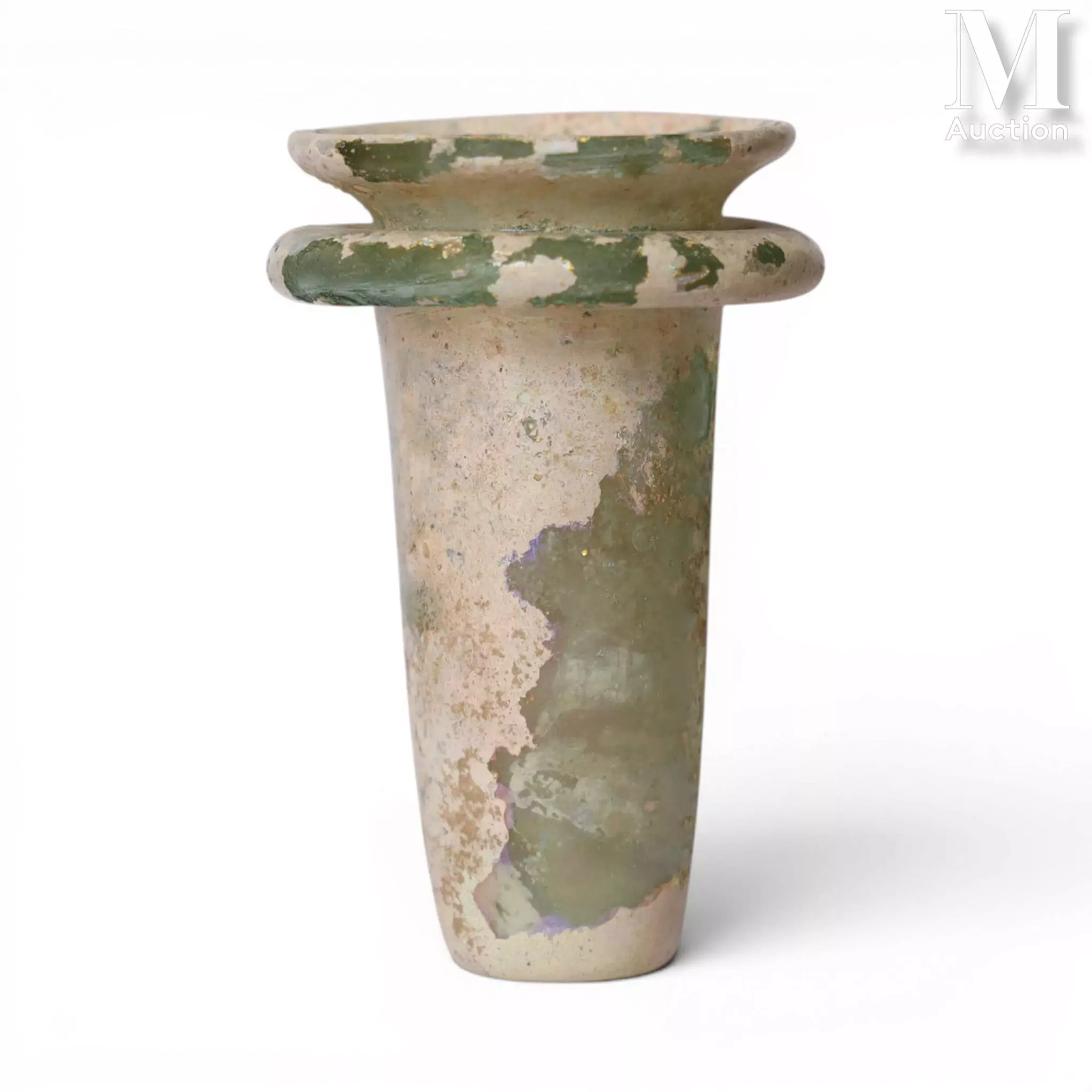 Gobelet tubulaire à épais bourrelet sous la lèvre oblique. Verre verdâtre