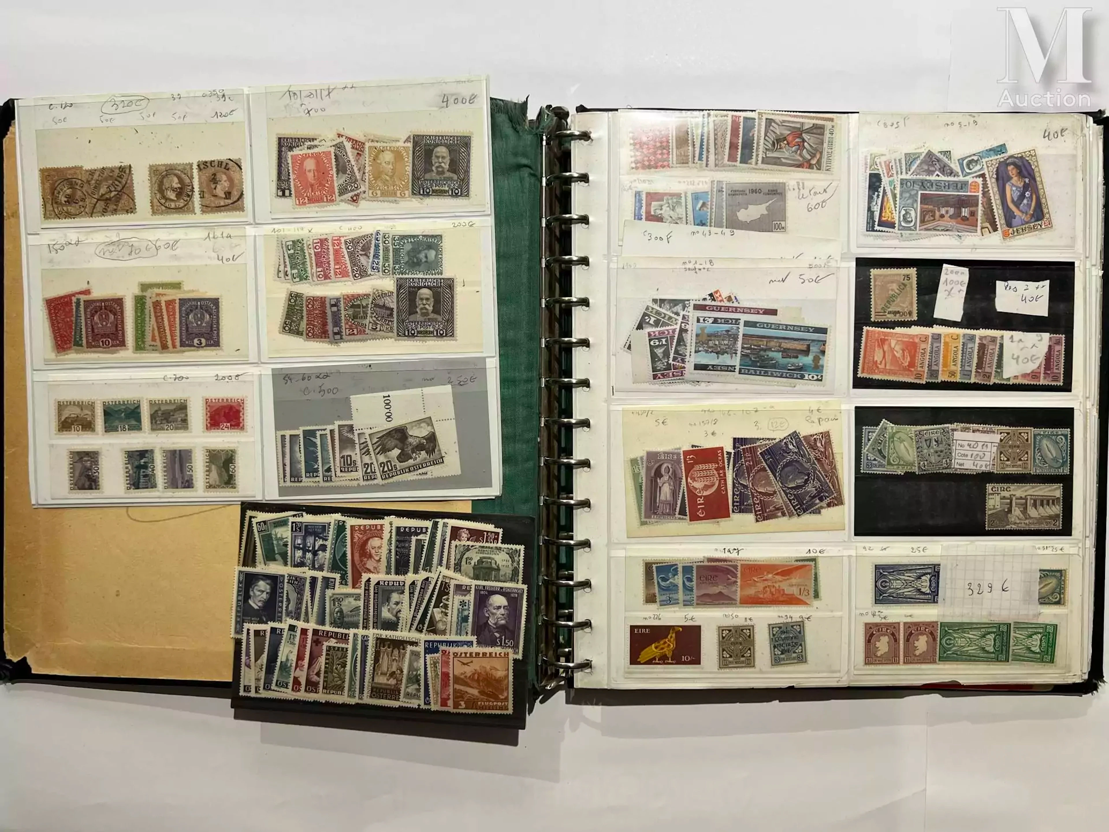 Un classeur timbres du monde, valeurs sélectionnées