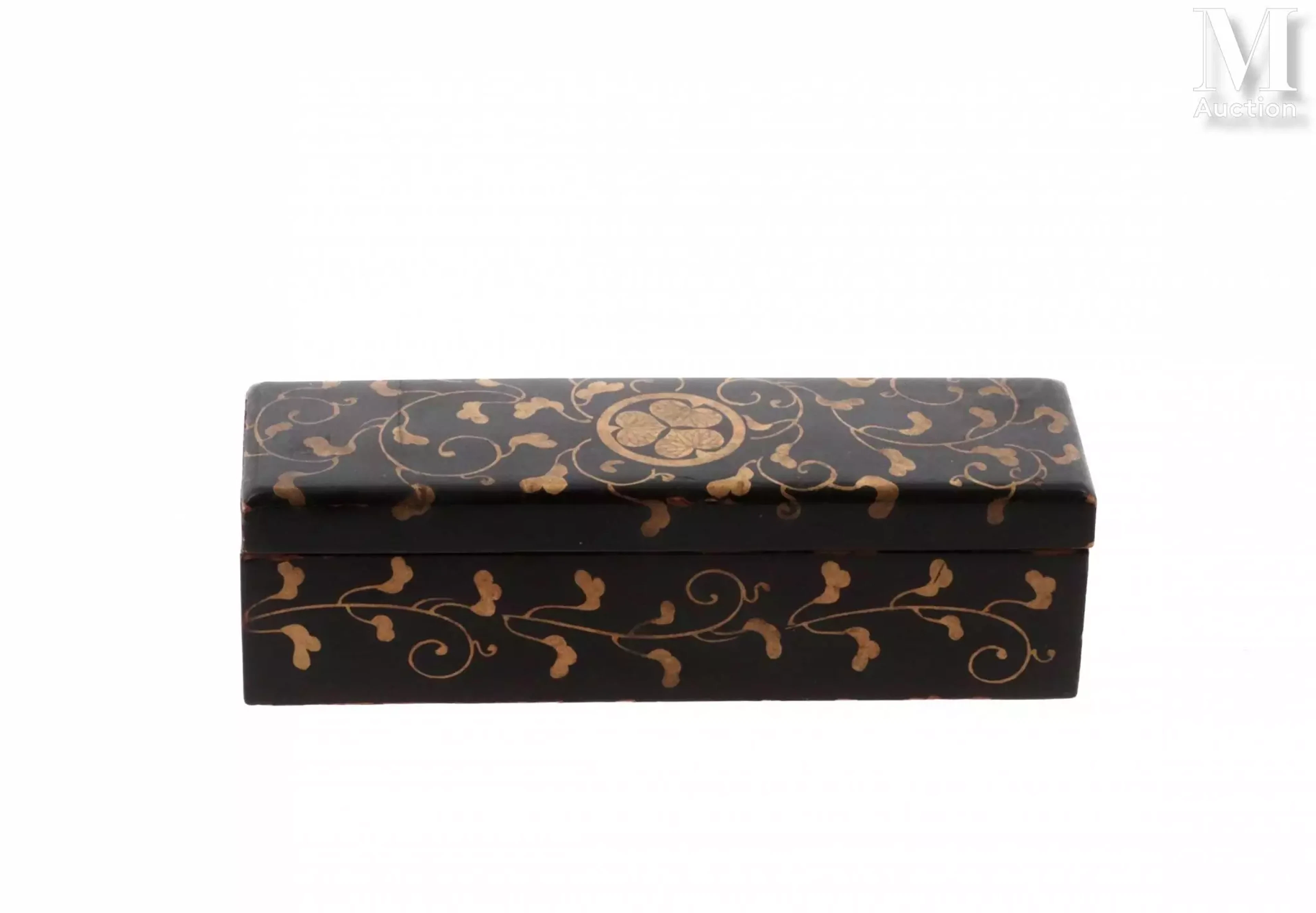 JAPON, Epoque Meiji Petite boite en bois laqué