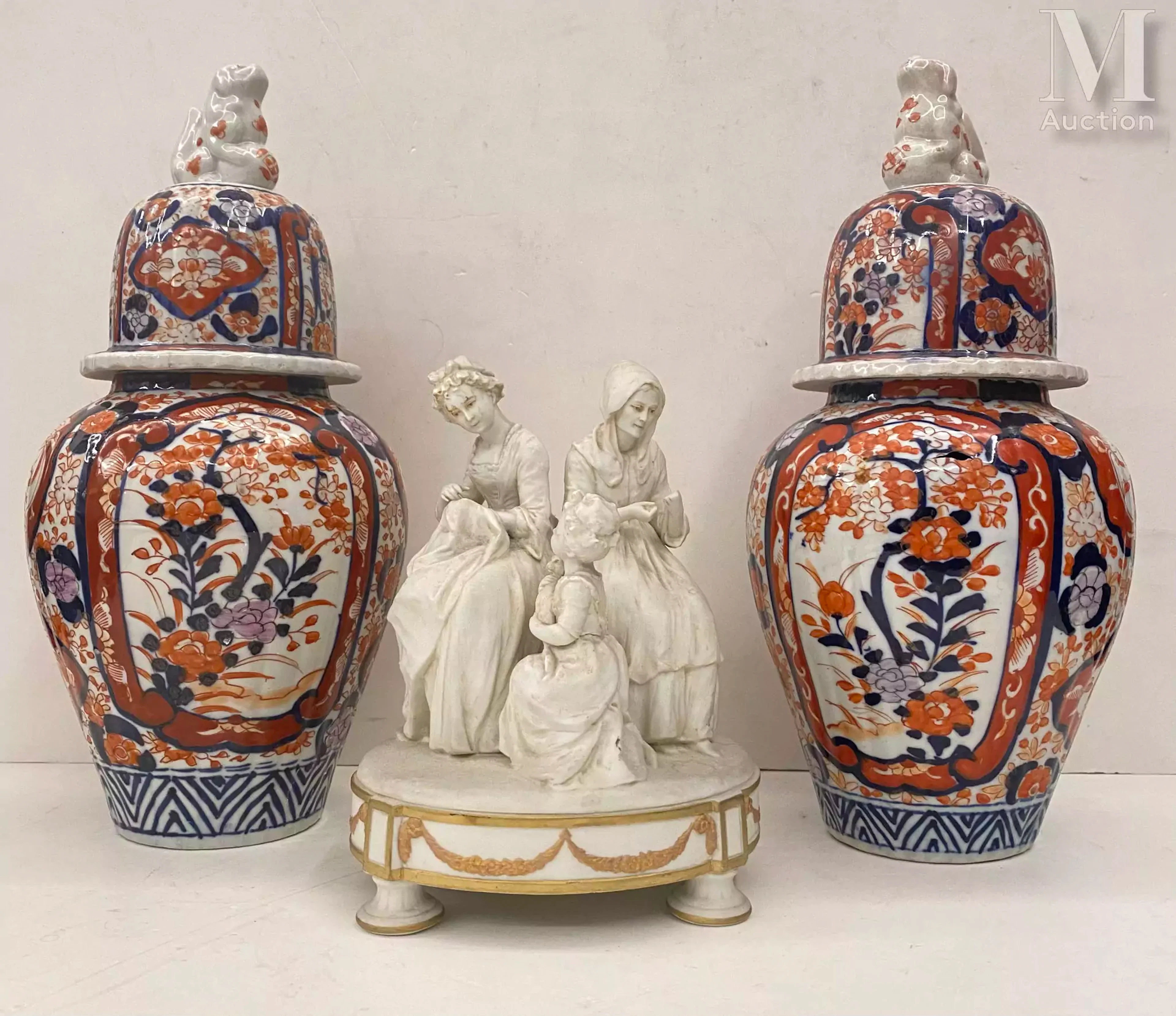 JAPON (?), XXème Paire de vases couverts