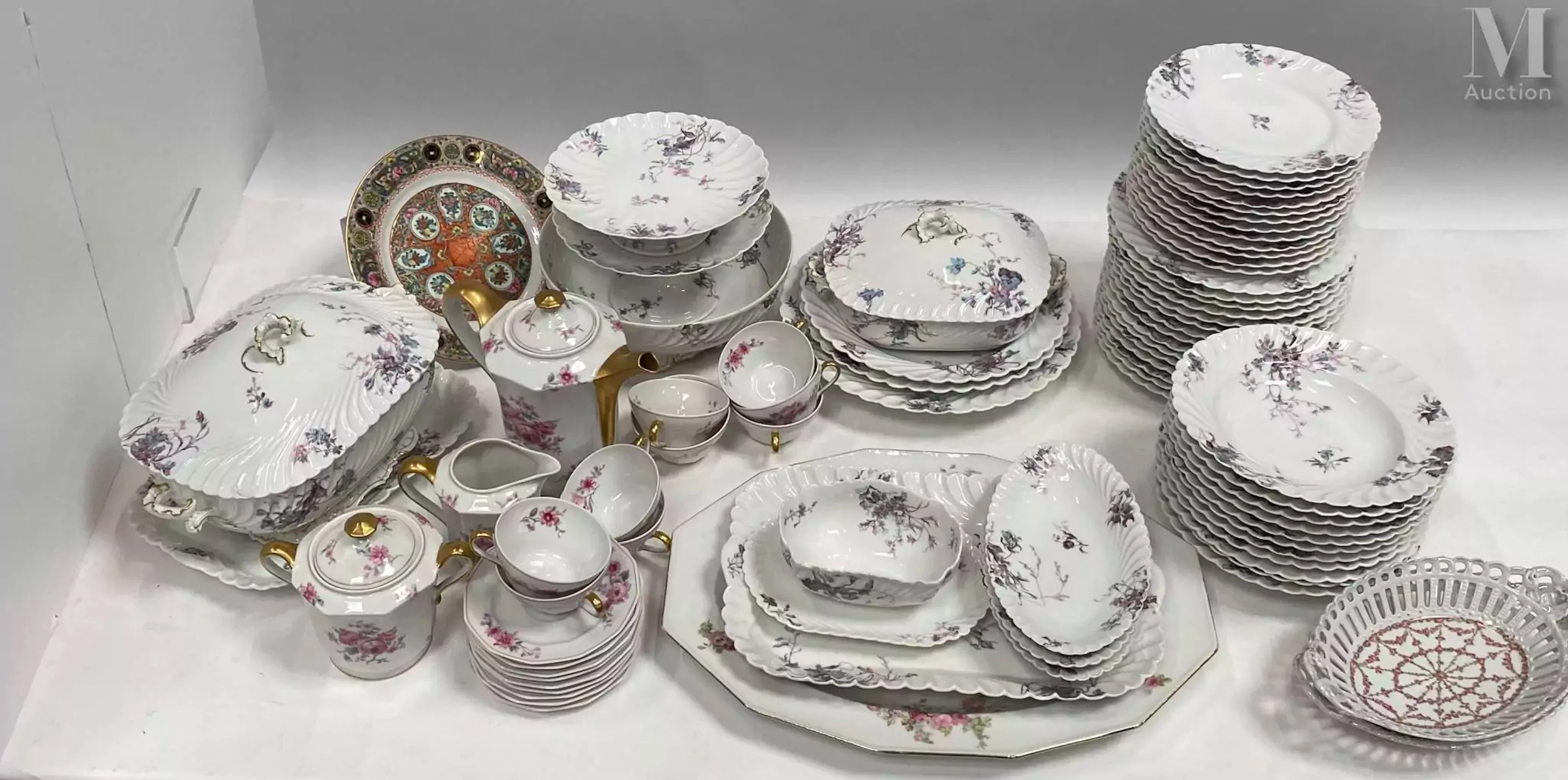 Importante partie de service de table en porcelaine par H&C Limoges