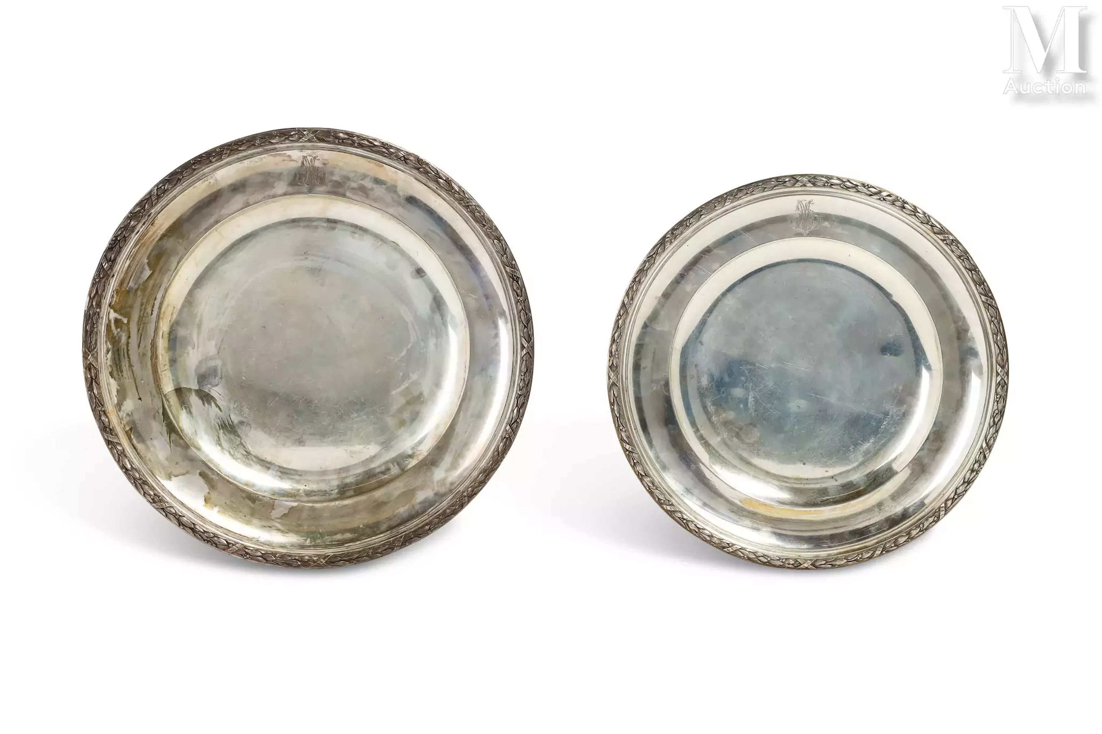 Deux plats ronds en argent;