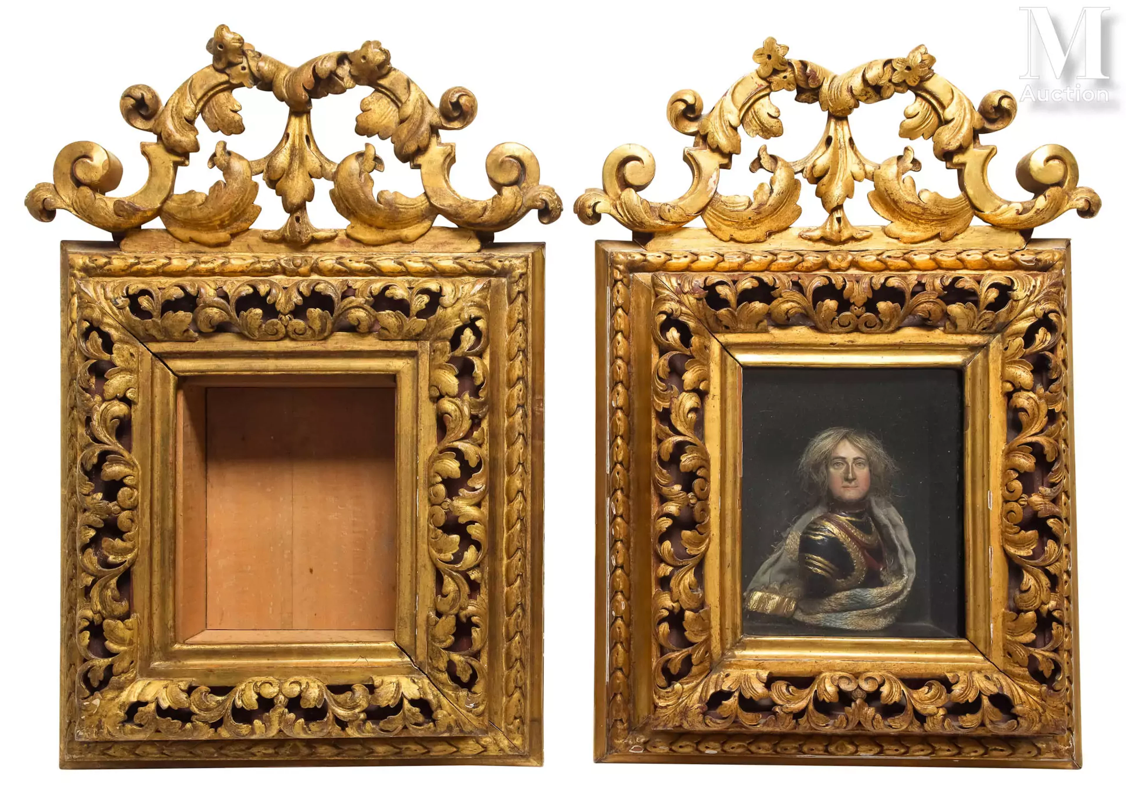 Paire de cadres faisant vitrines