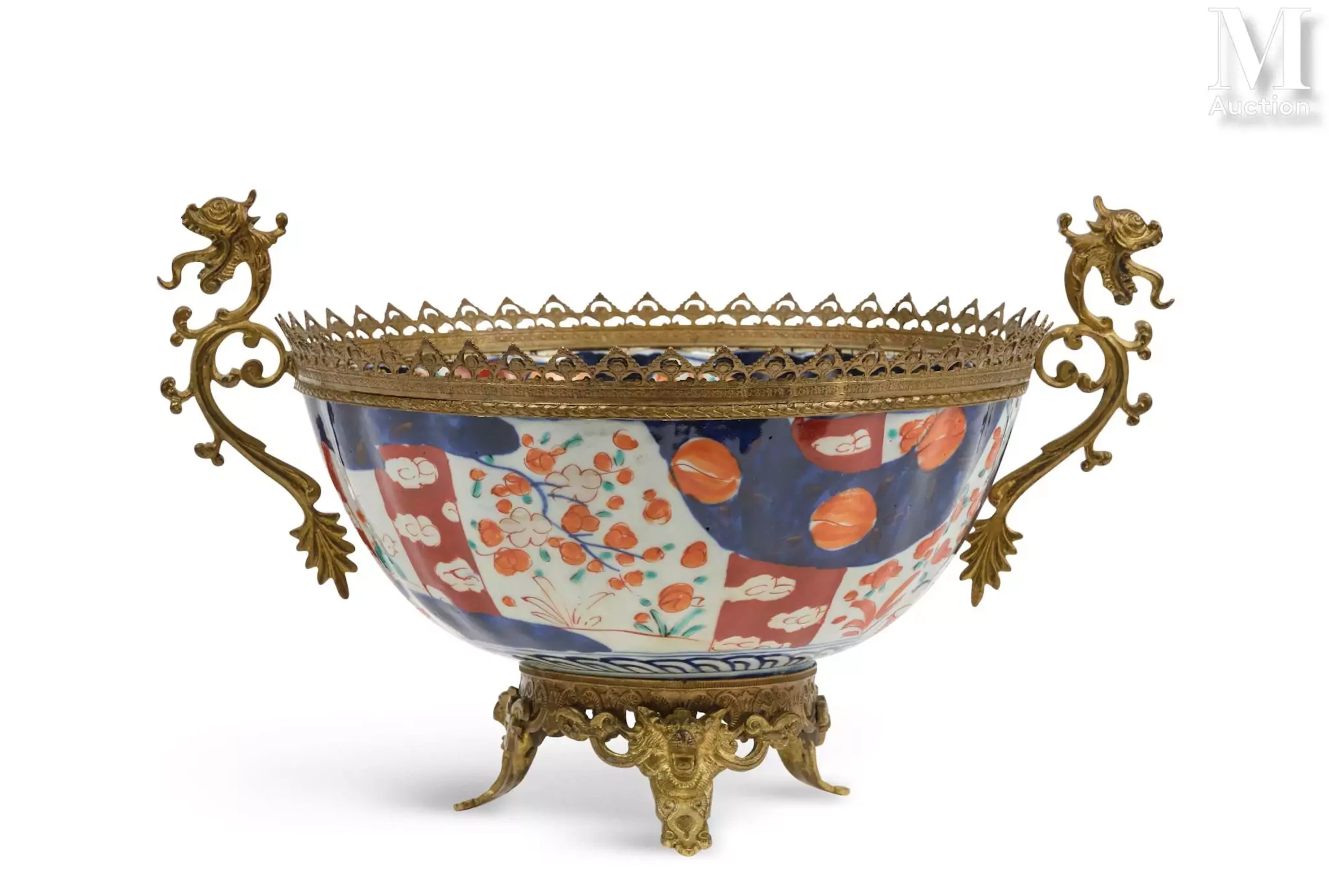 JAPON, XIXe siècle Coupe en porcelaine Imari