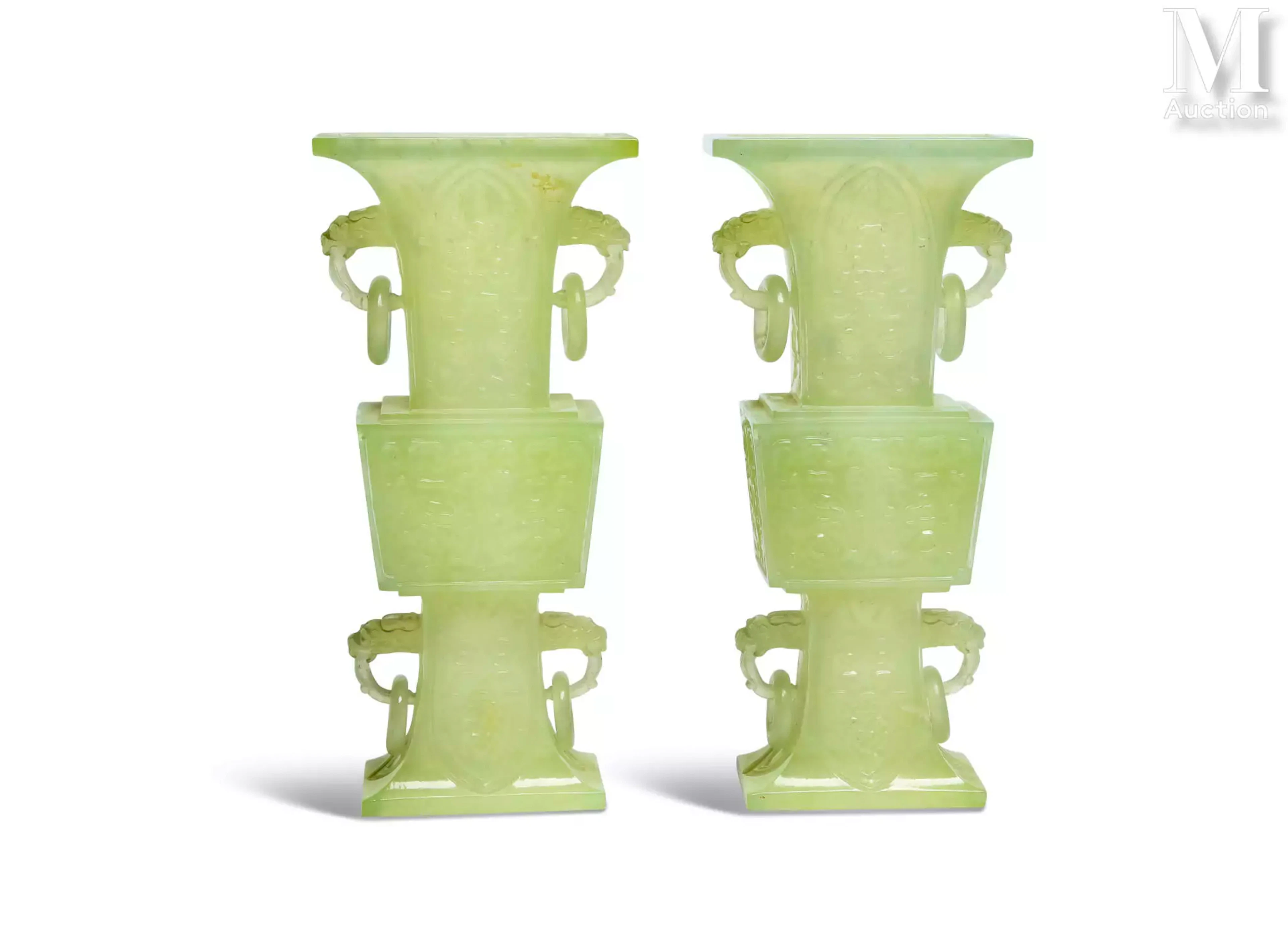 CHINE, XXe siècle Paire de vases en serpentine