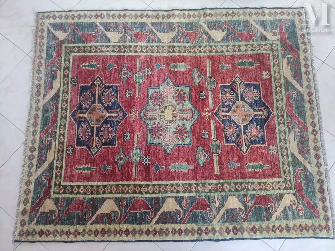 tapis en laine à fond rouge