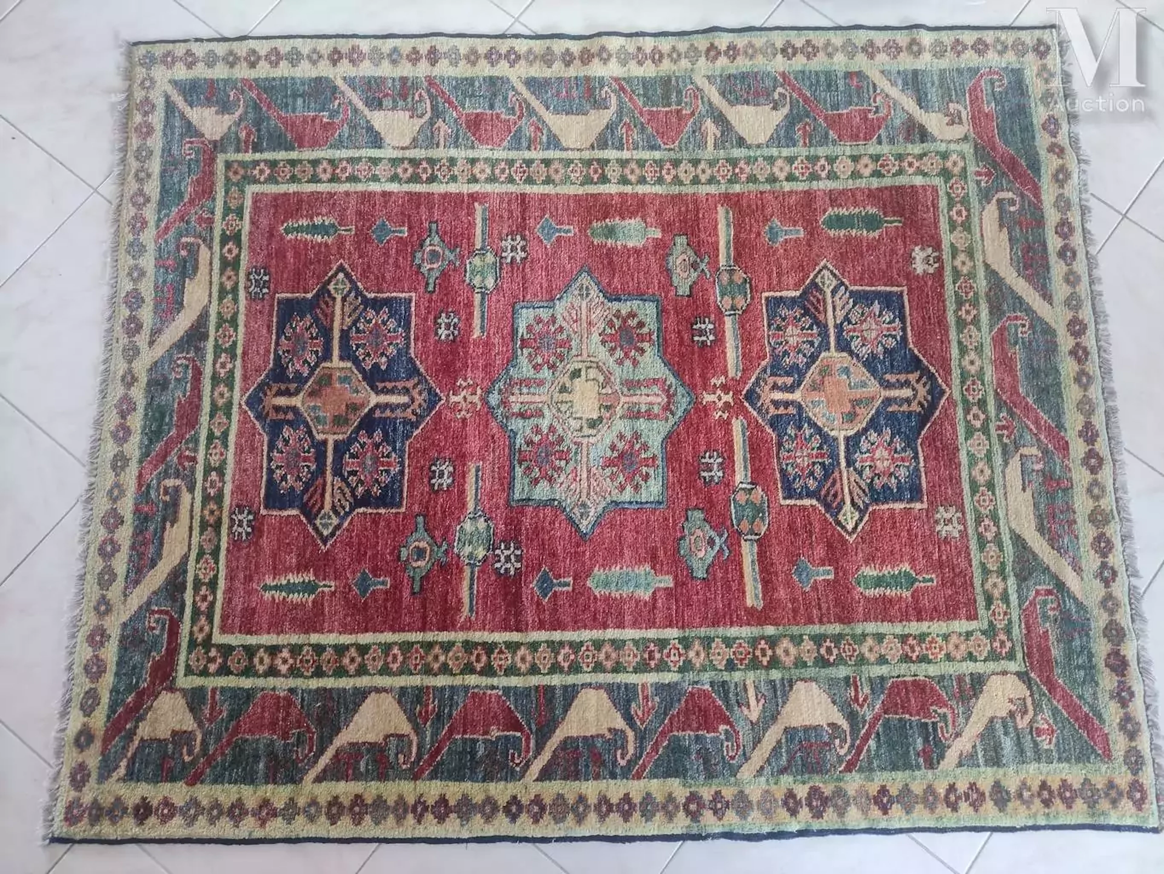 tapis en laine à fond rouge