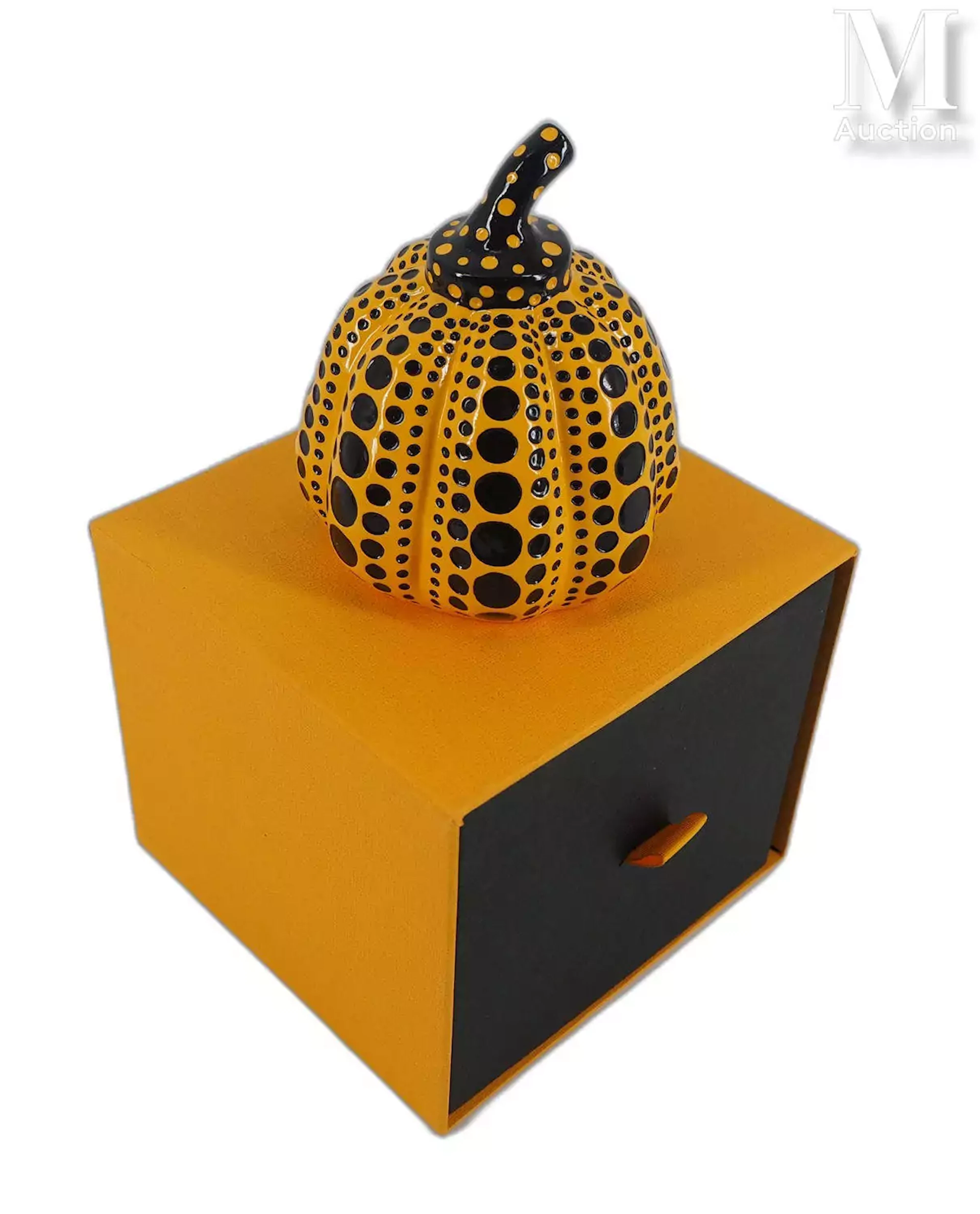 KUSAMA Yayoi (1929-) Une sculpture en citrouille faite en résine Dots