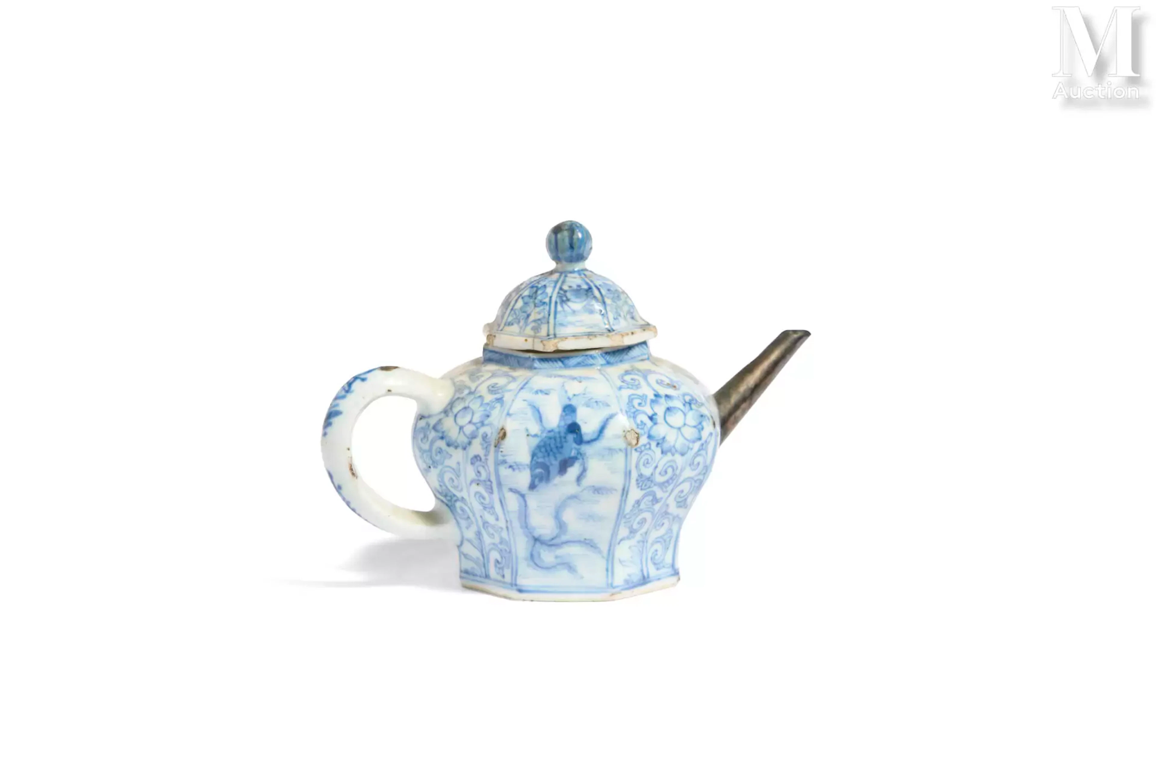 CHINE, Epoque Kangxi, XVIIIe siècle Théière en porcelaine