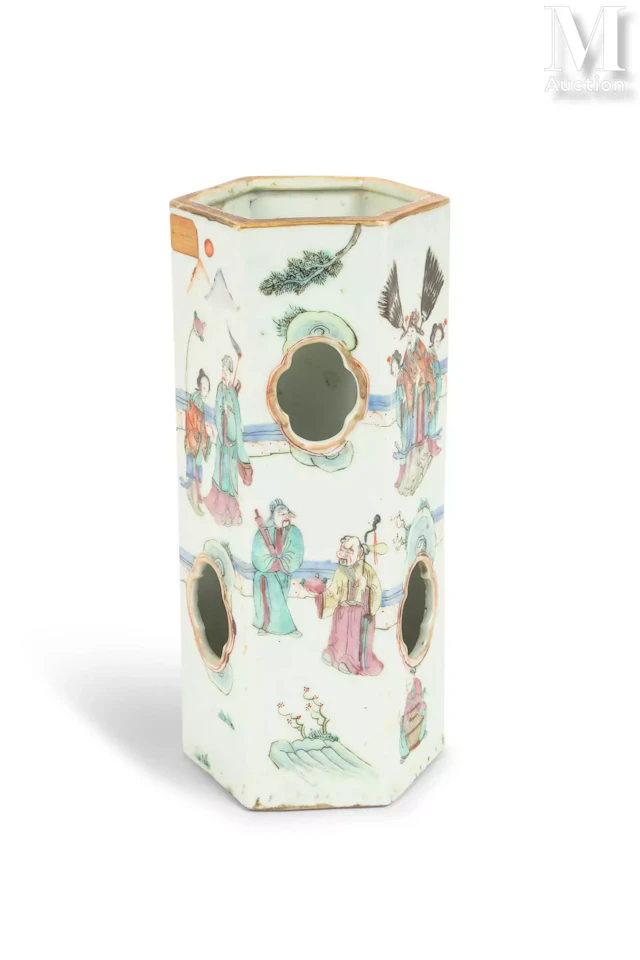 CHINE, XIXe siècle Porte-chapeaux maotong en porcelaine
