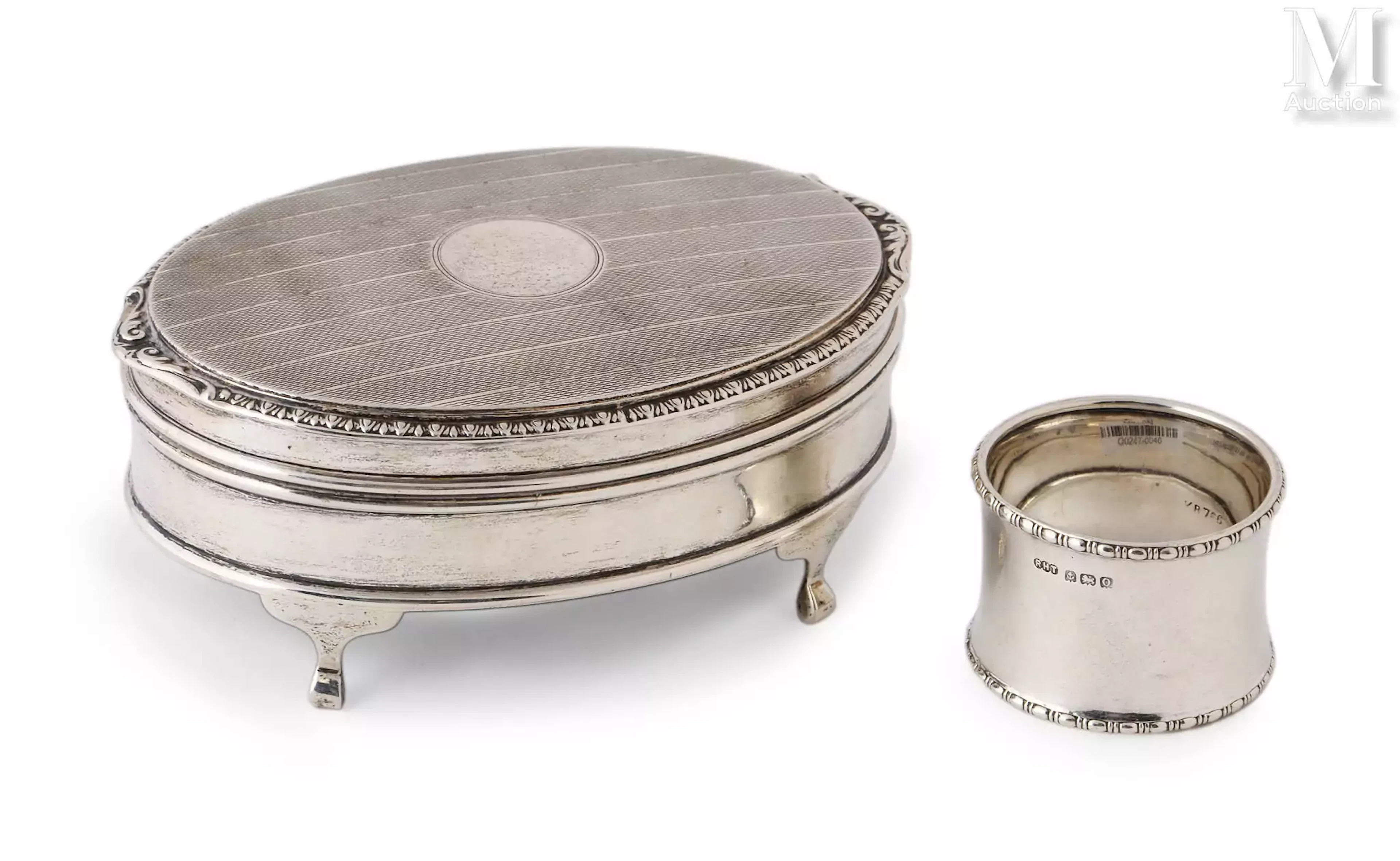 Boîte à bijoux et rond de serviette en argent anglais;