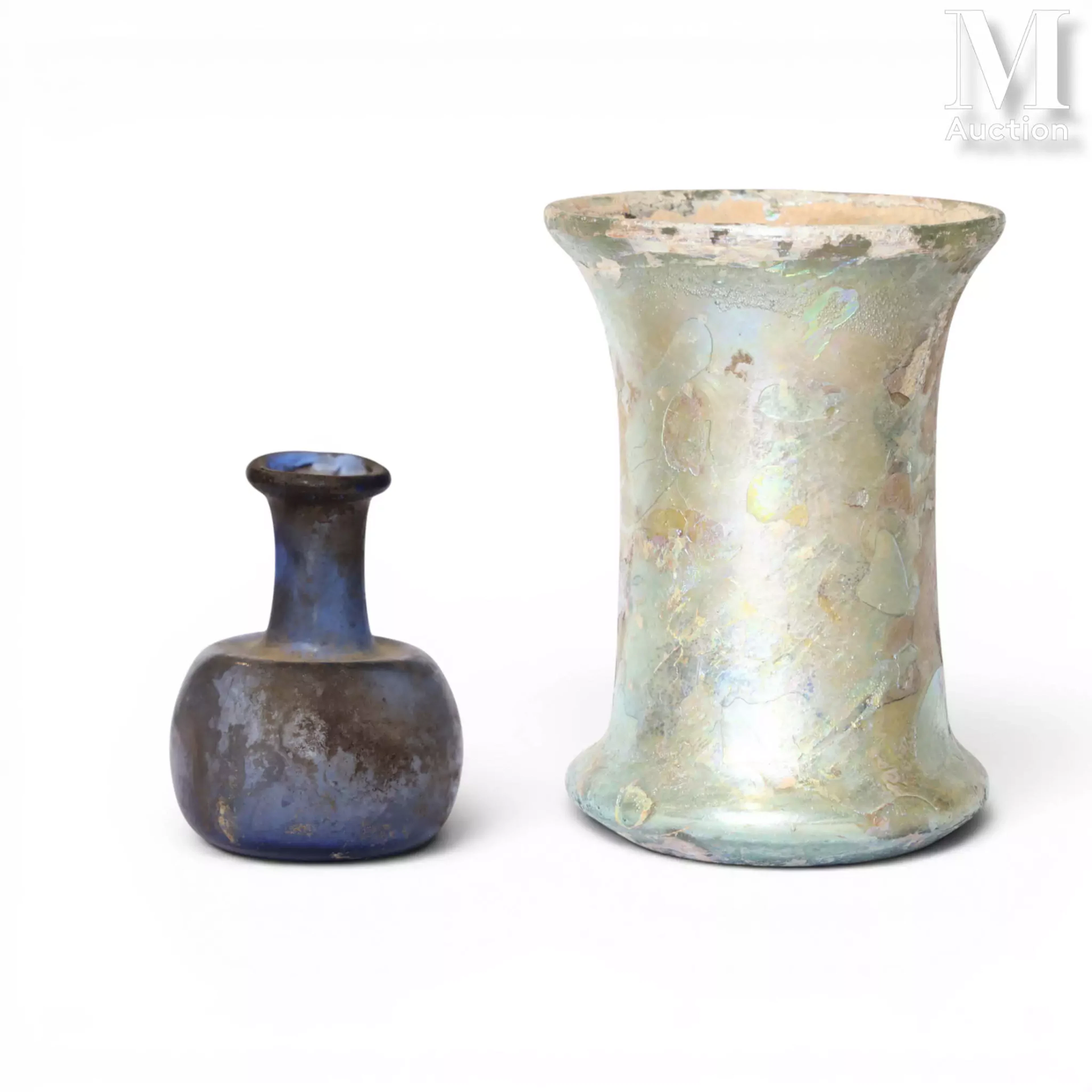 Lot comprenant une fiole à panse globulaire et haut col (Verre bleu