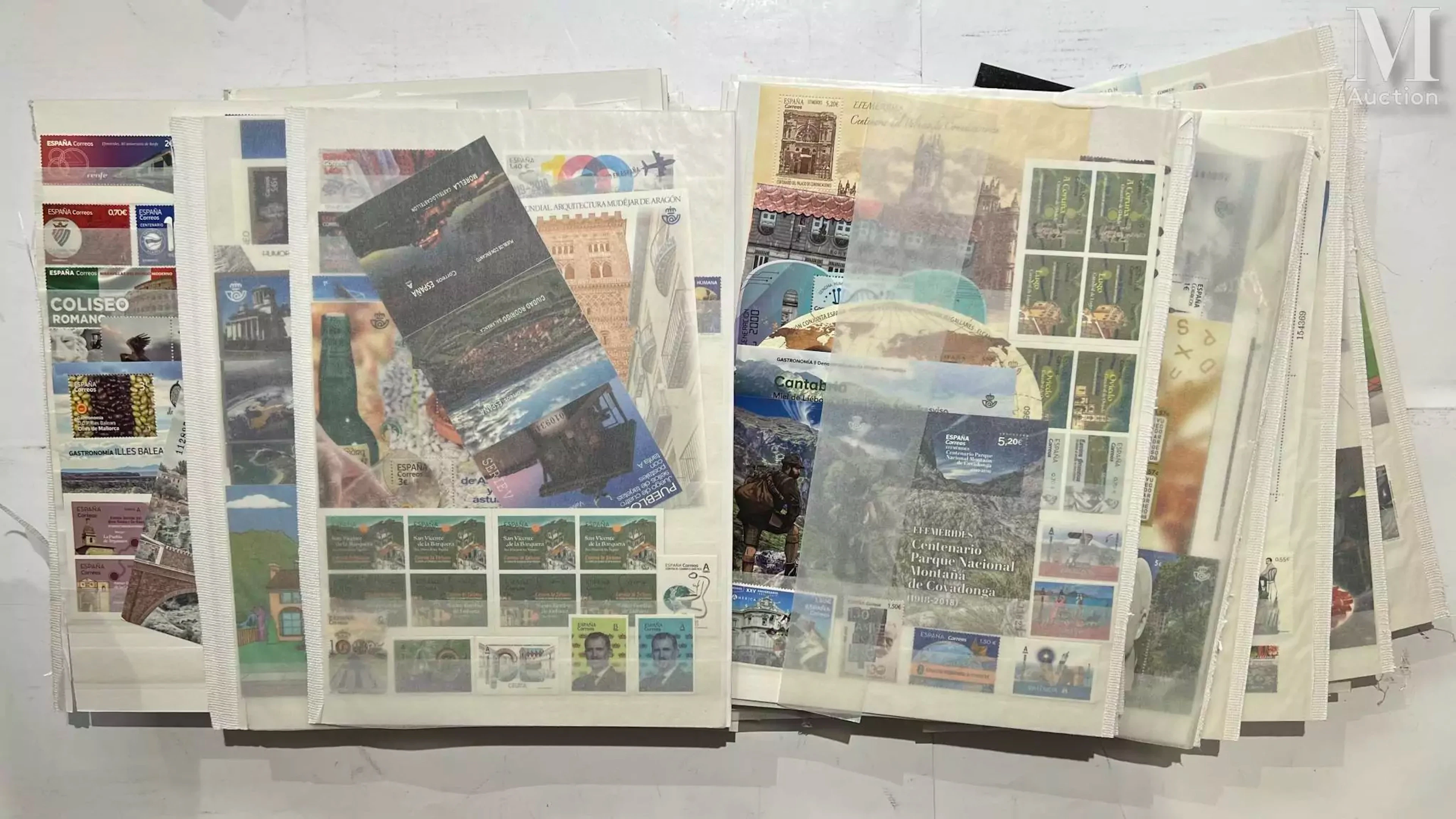 Accumulation présentée en 8 classeurs et un petit carton