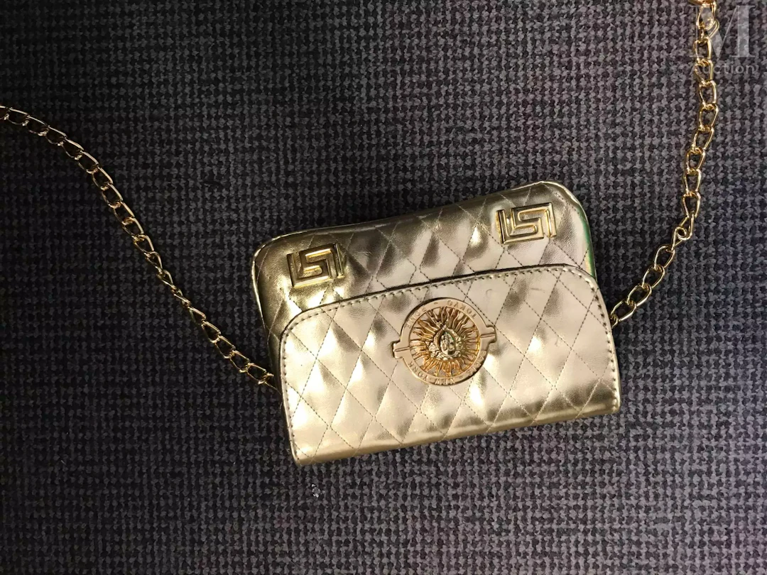 Pochette dorée