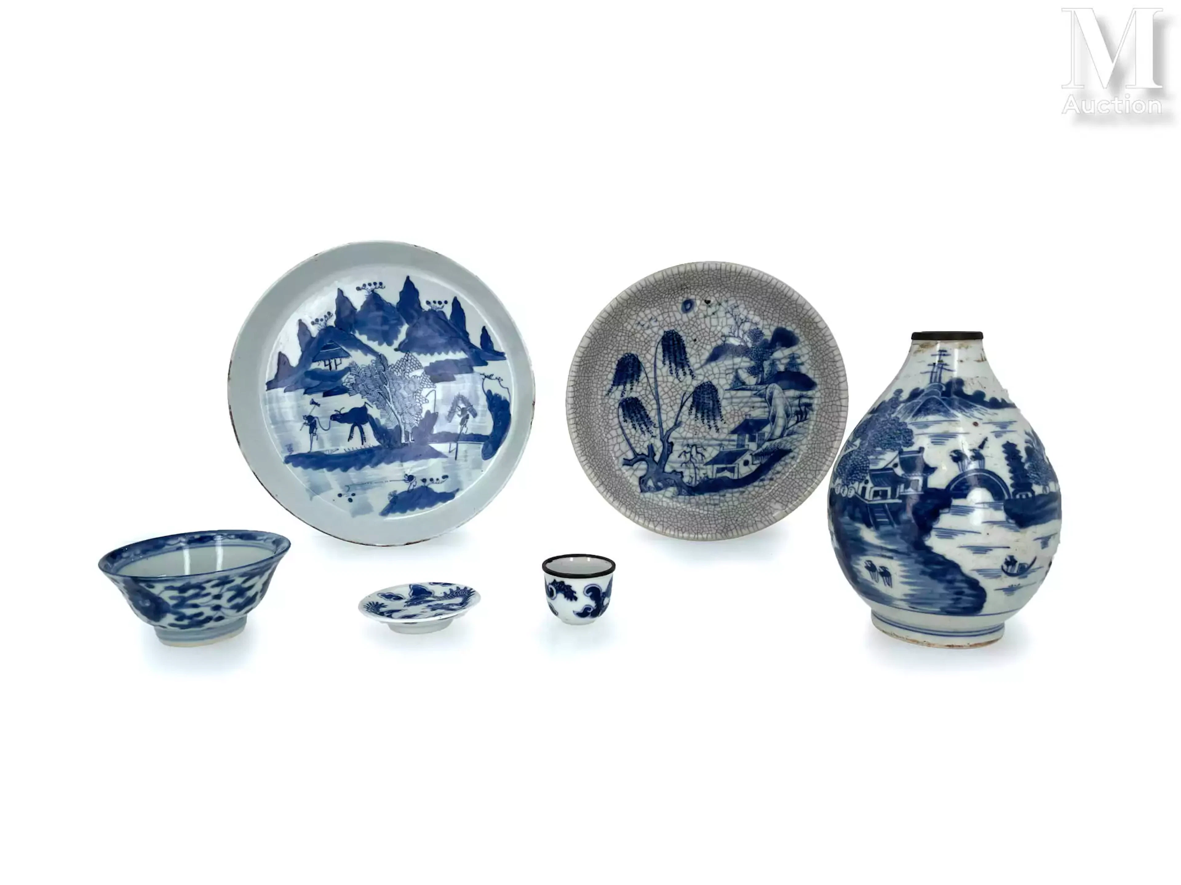 VIETNAM et CHINE, XIX-XXe siècle Ensemble de six pièces en porcelaine