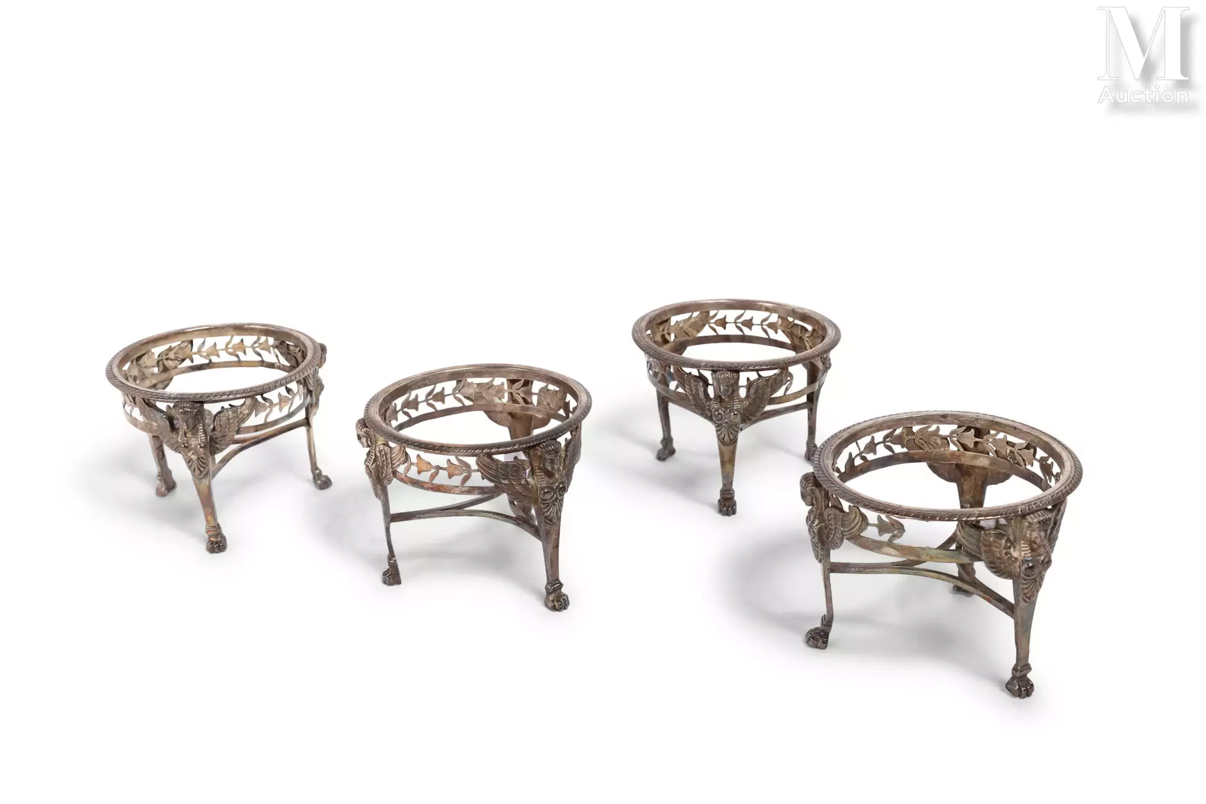 Suite de quatre salières en argent;