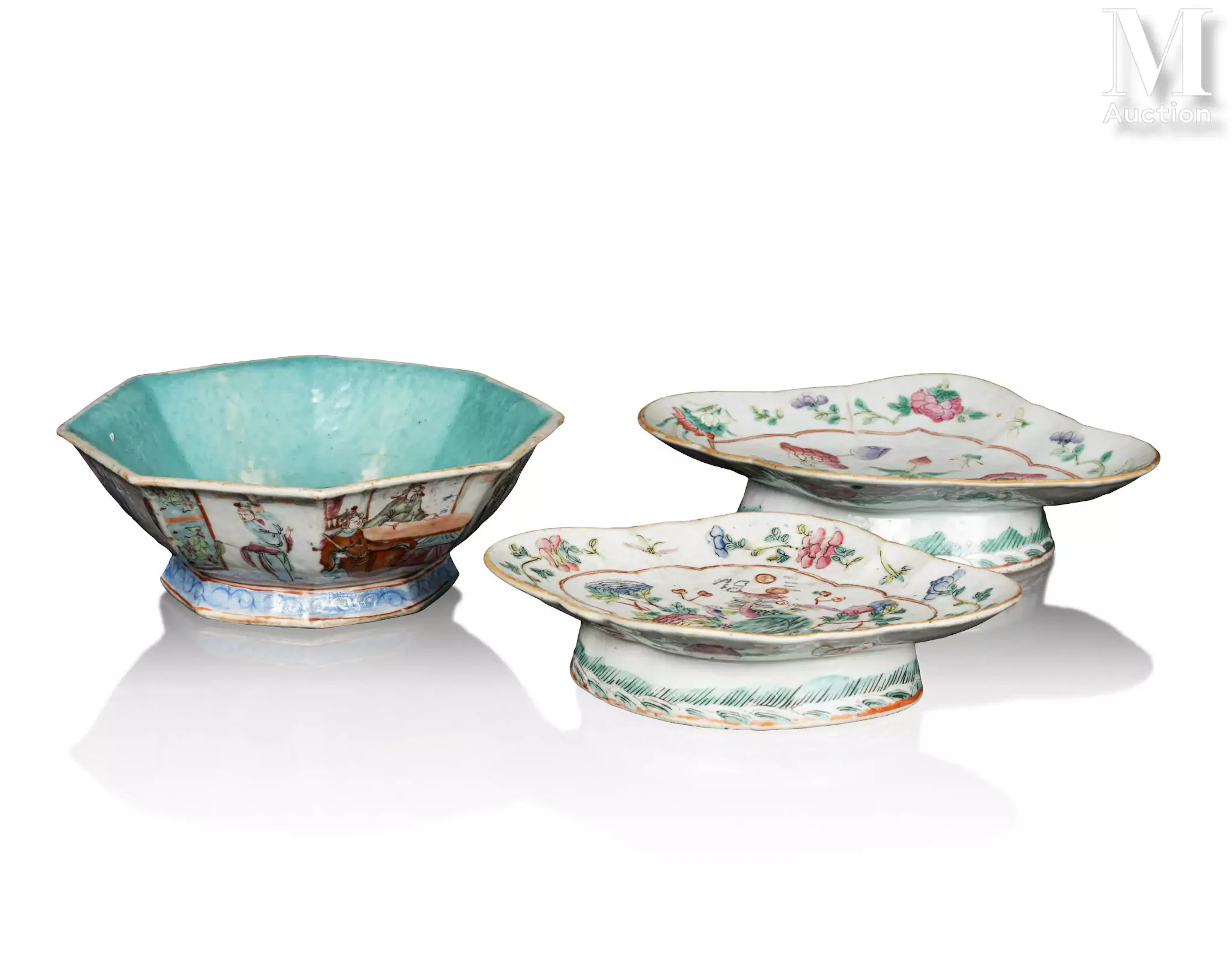 CHINE, XIXe siècle Ensemble de trois pièces en porcelaine