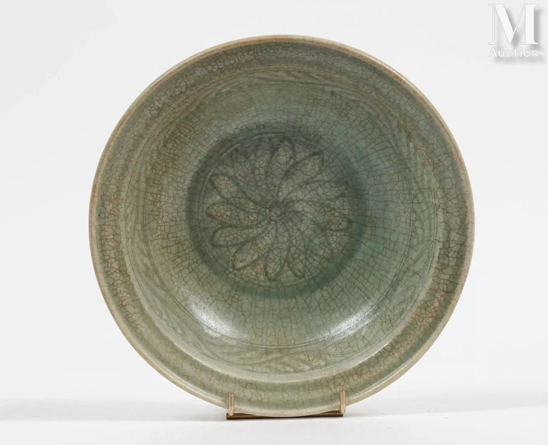 CHINE, Dynastie Ming Plat en porcelaine à couverte céladon