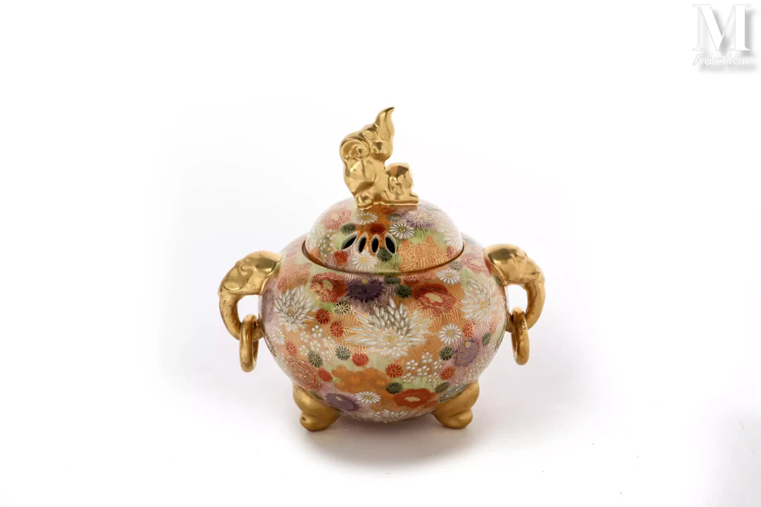 JAPON, XXe siècle Pot pourri en porcelaine Satsuma