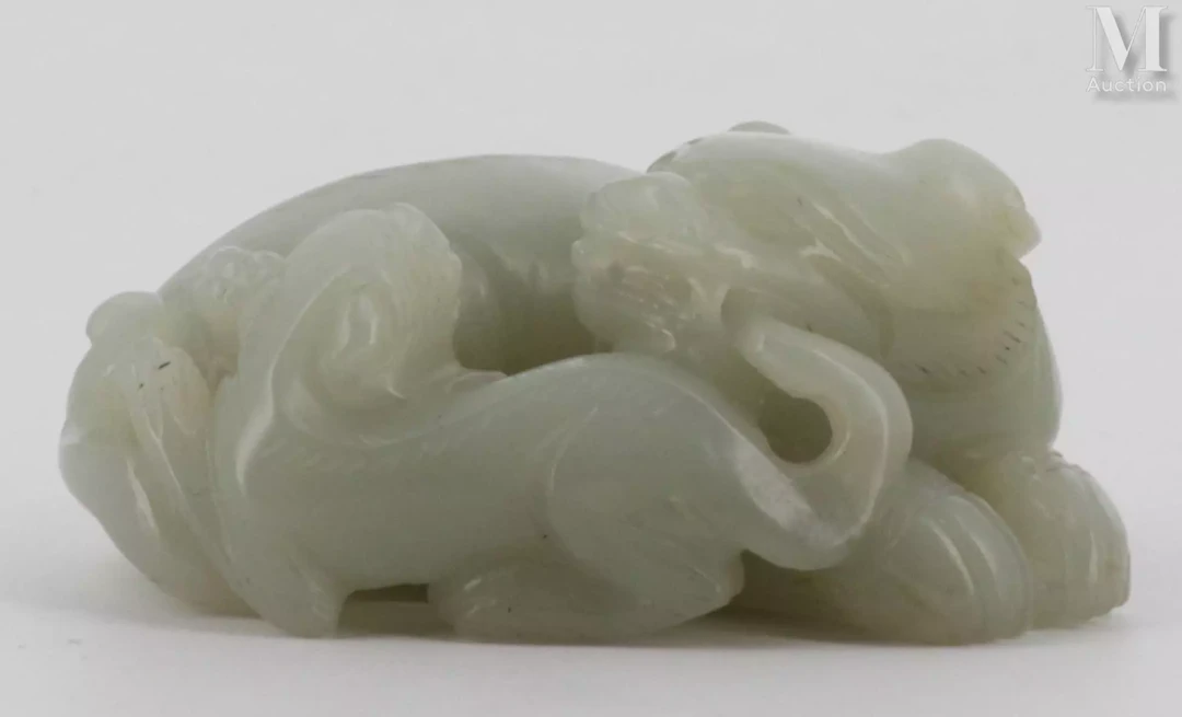 CHINE, XXe siecle Groupe en jade céladon