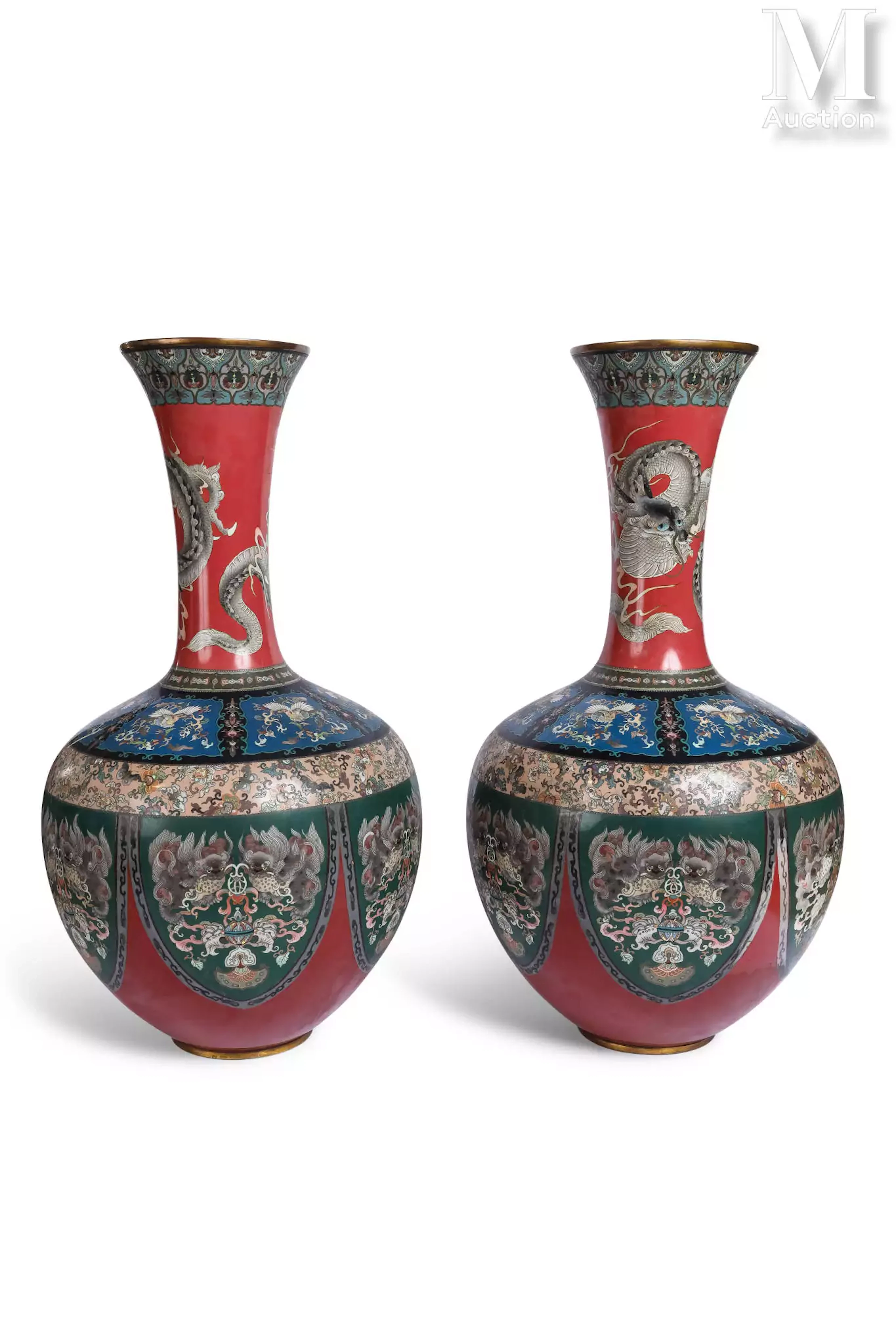JAPON, Epoque Meiji Paire de grands vases en émaux cloisonnés