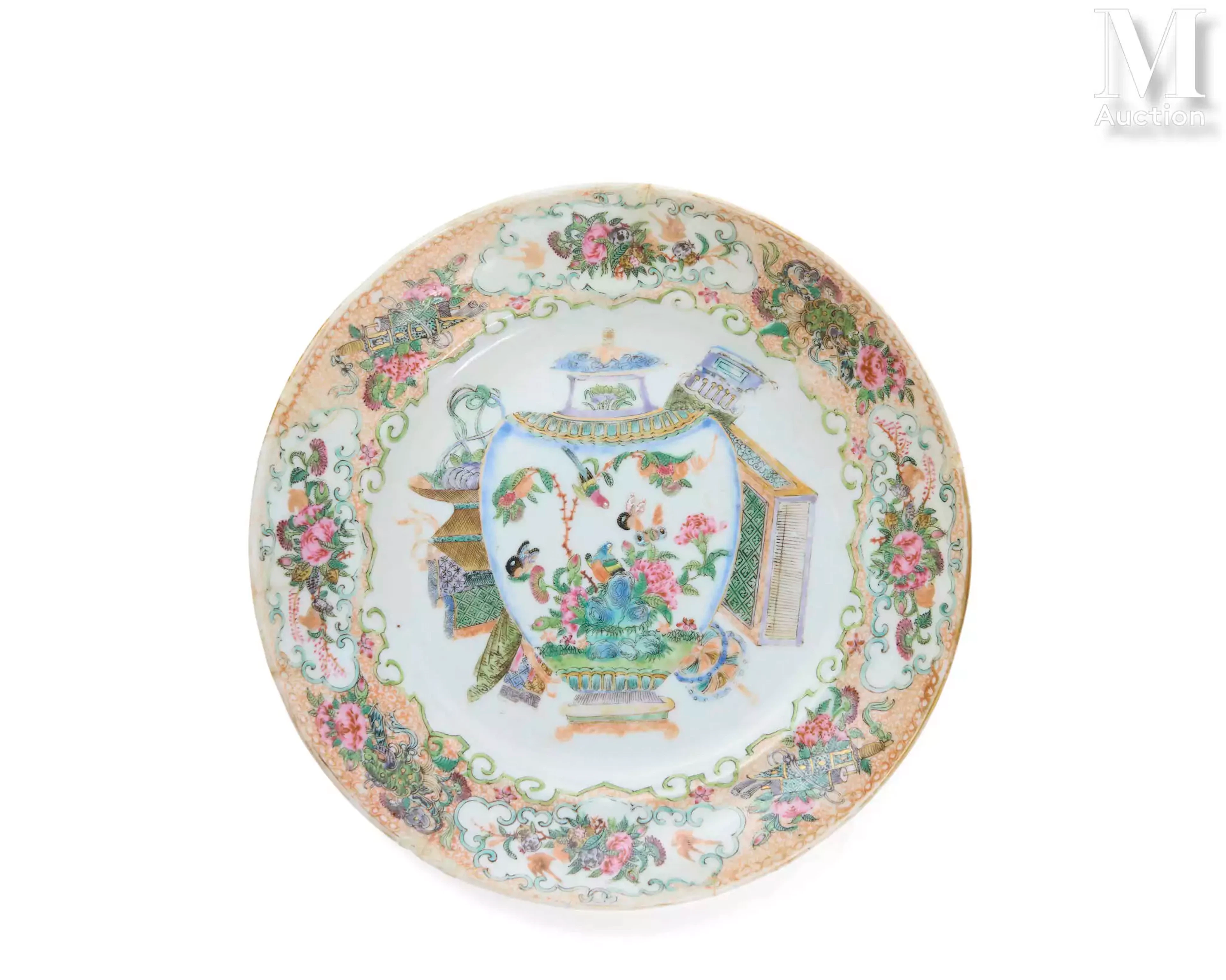CHINE, XVIIIe siècle Plat et assiette en porcelaine