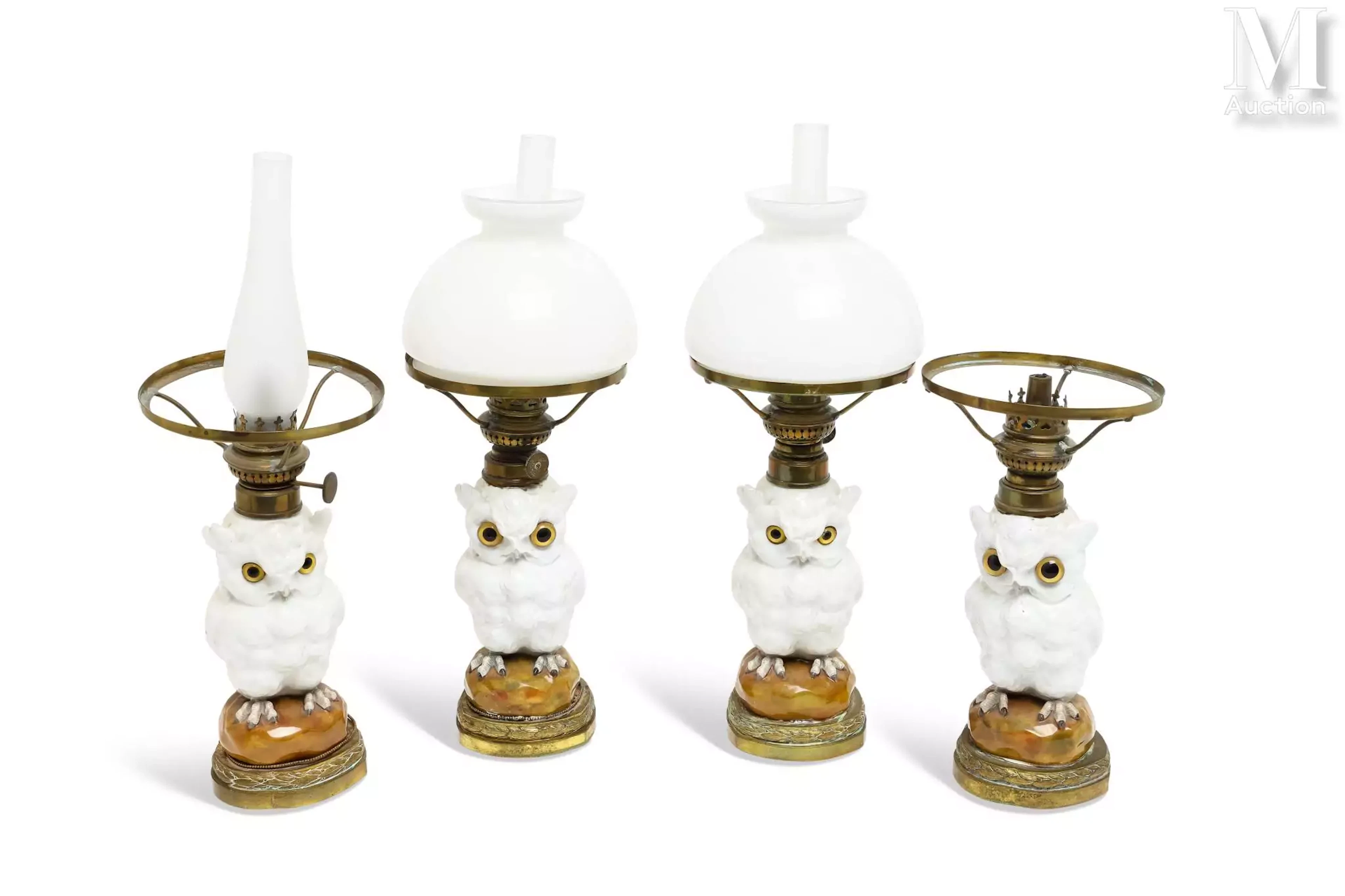 Suite de quatre lampes à pétrole