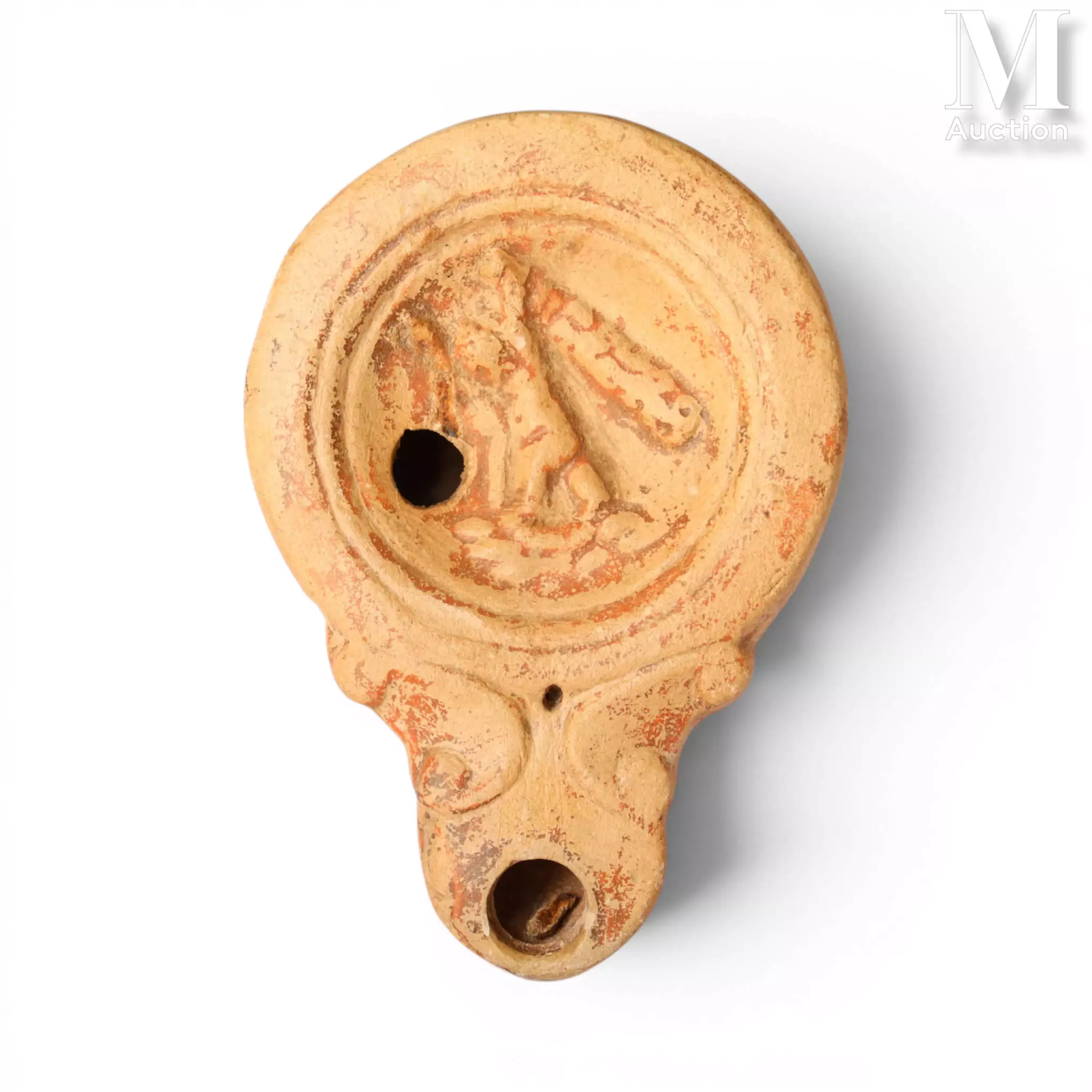 Lampe à huile à bec à volutes. Terre cuite beige. Art romain, IIe siècle.