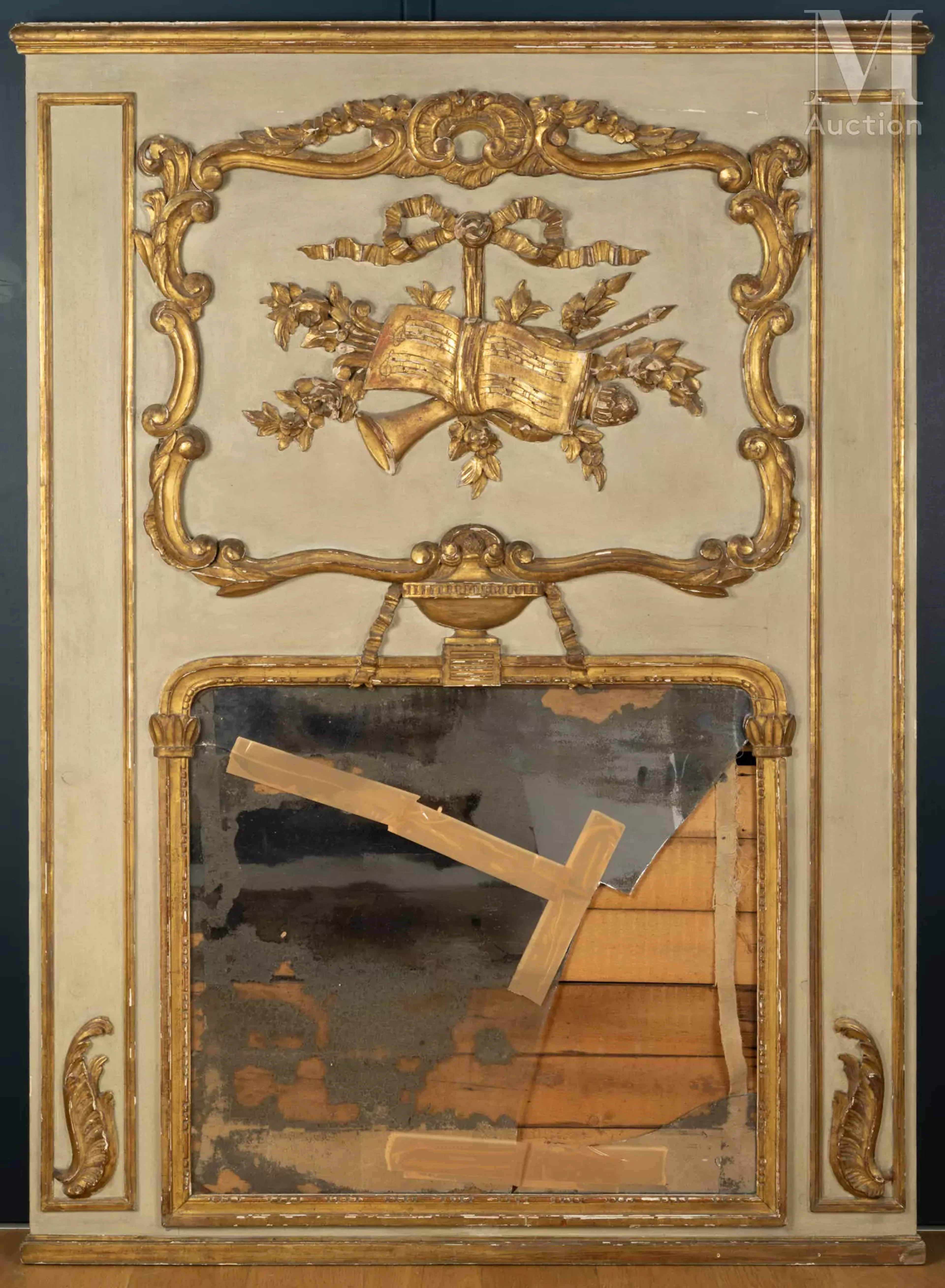 Miroir trumeau en bois laqué crème et doré