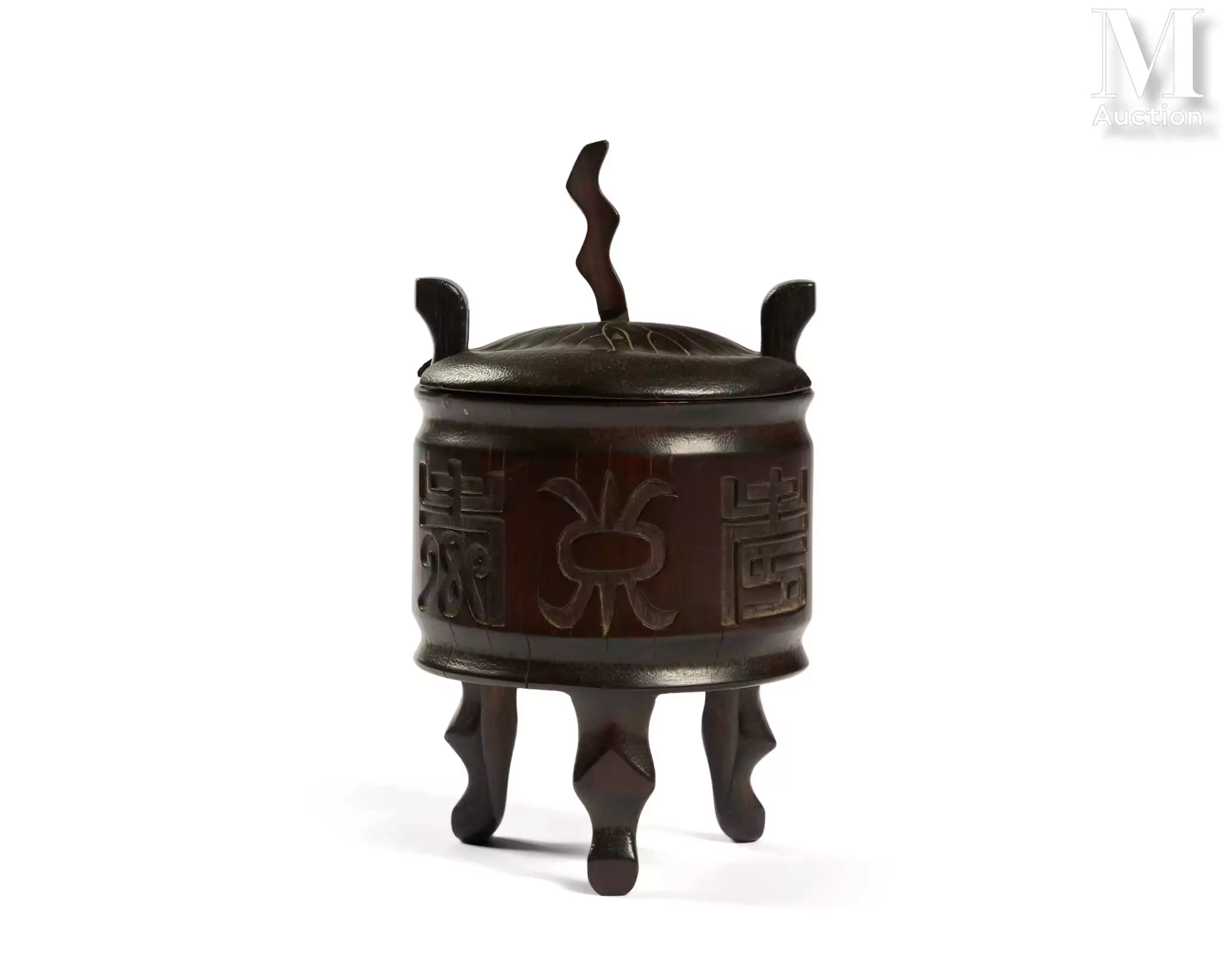 CHINE, vers 1900 Petit brûle-parfum en bambou sculpté