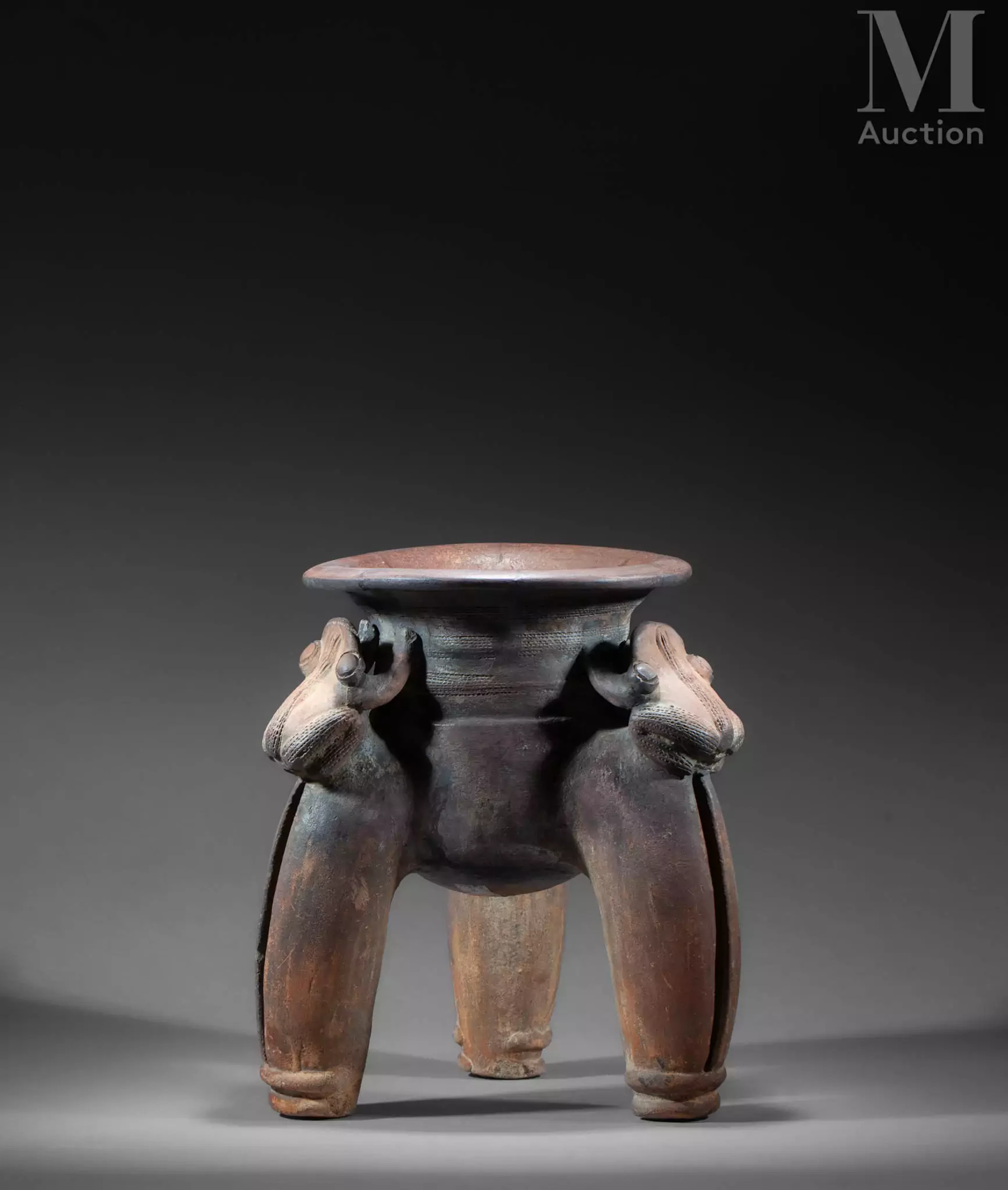 Vase tripode aux trois crapauds