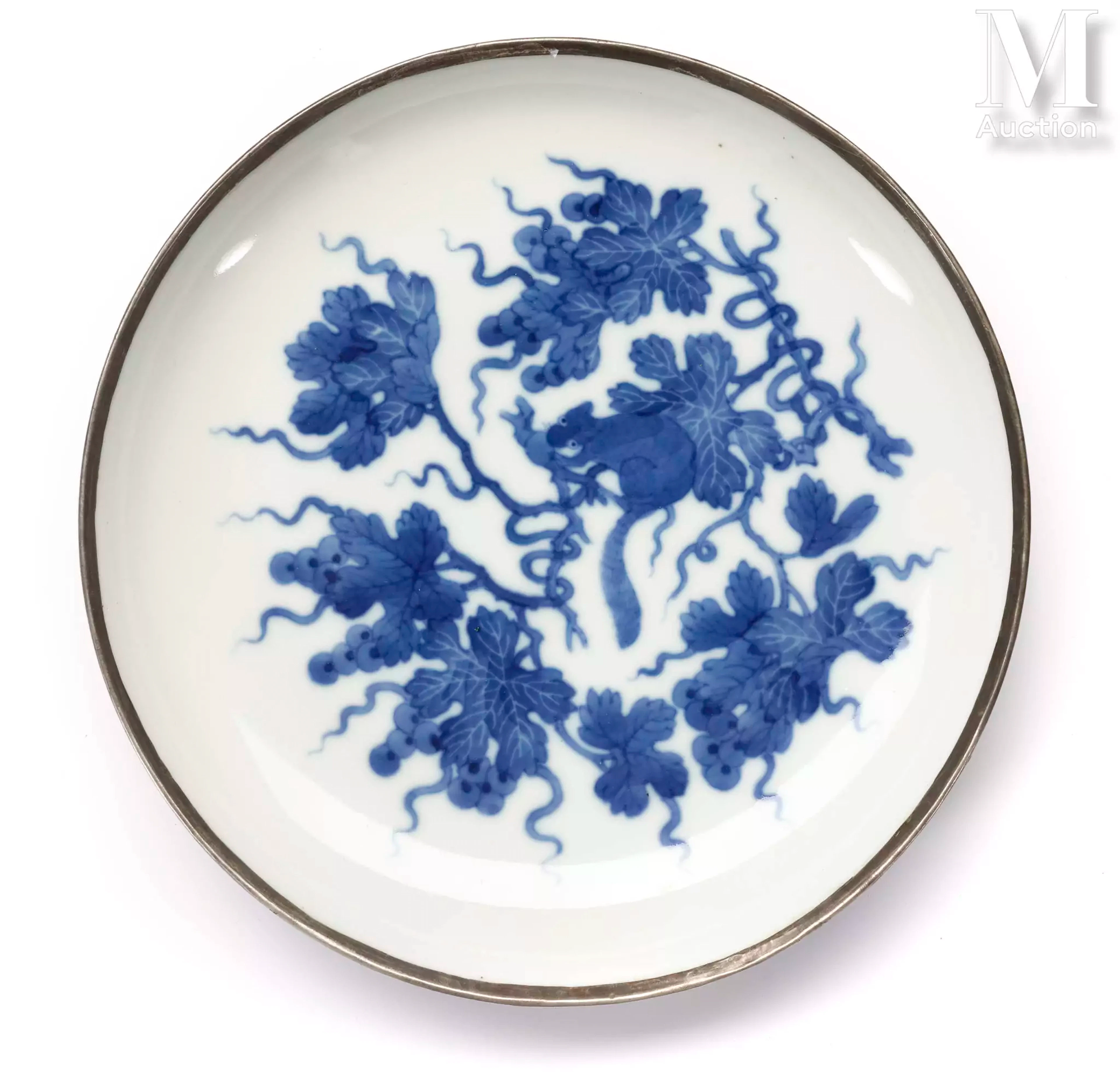 VIETNAM, XXe siècle Assiette en porcelaine "Bleu de Hué"