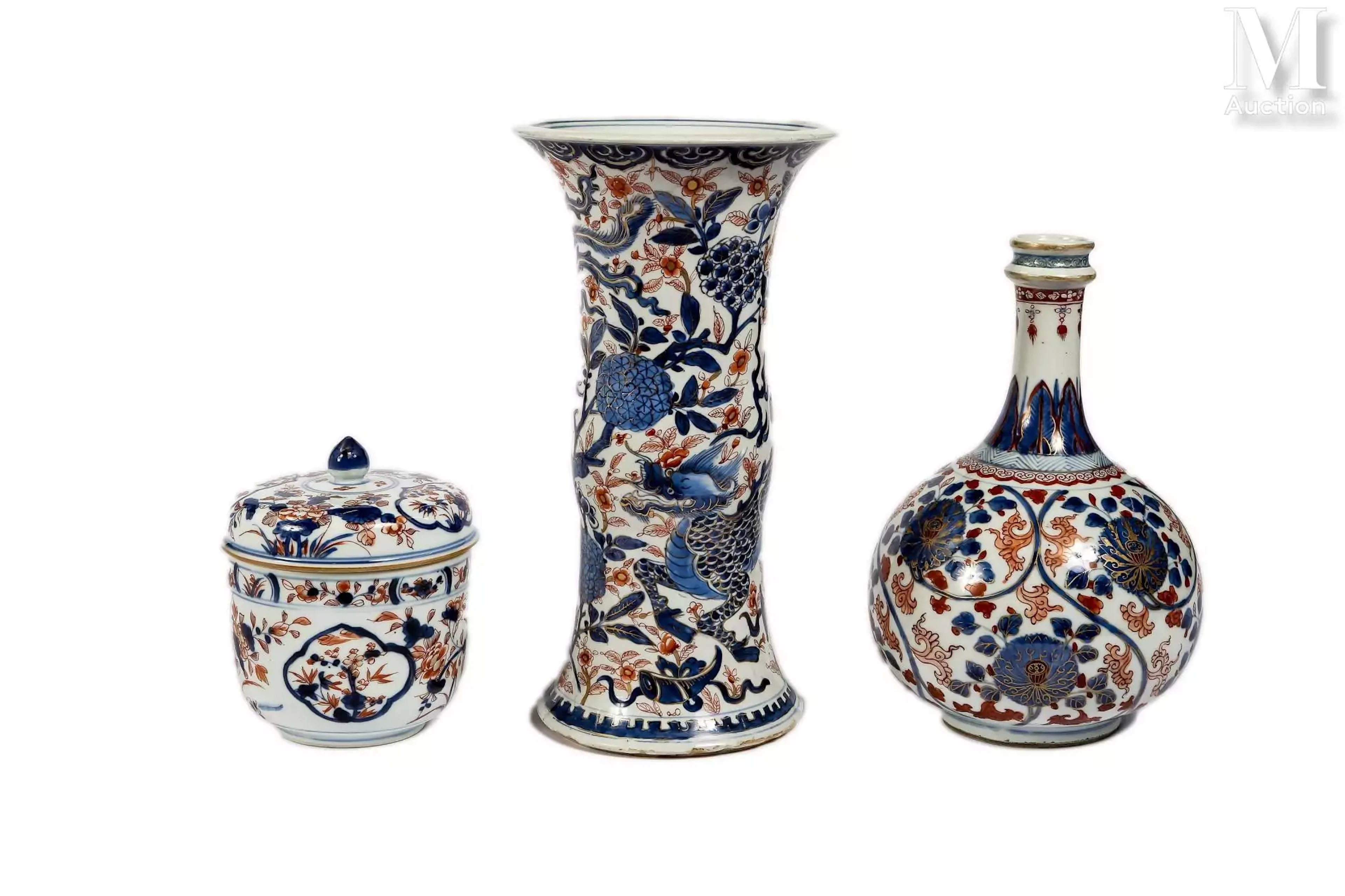 JAPON, XIXe siècle Ensemble de trois pièces en porcelaine Imari
