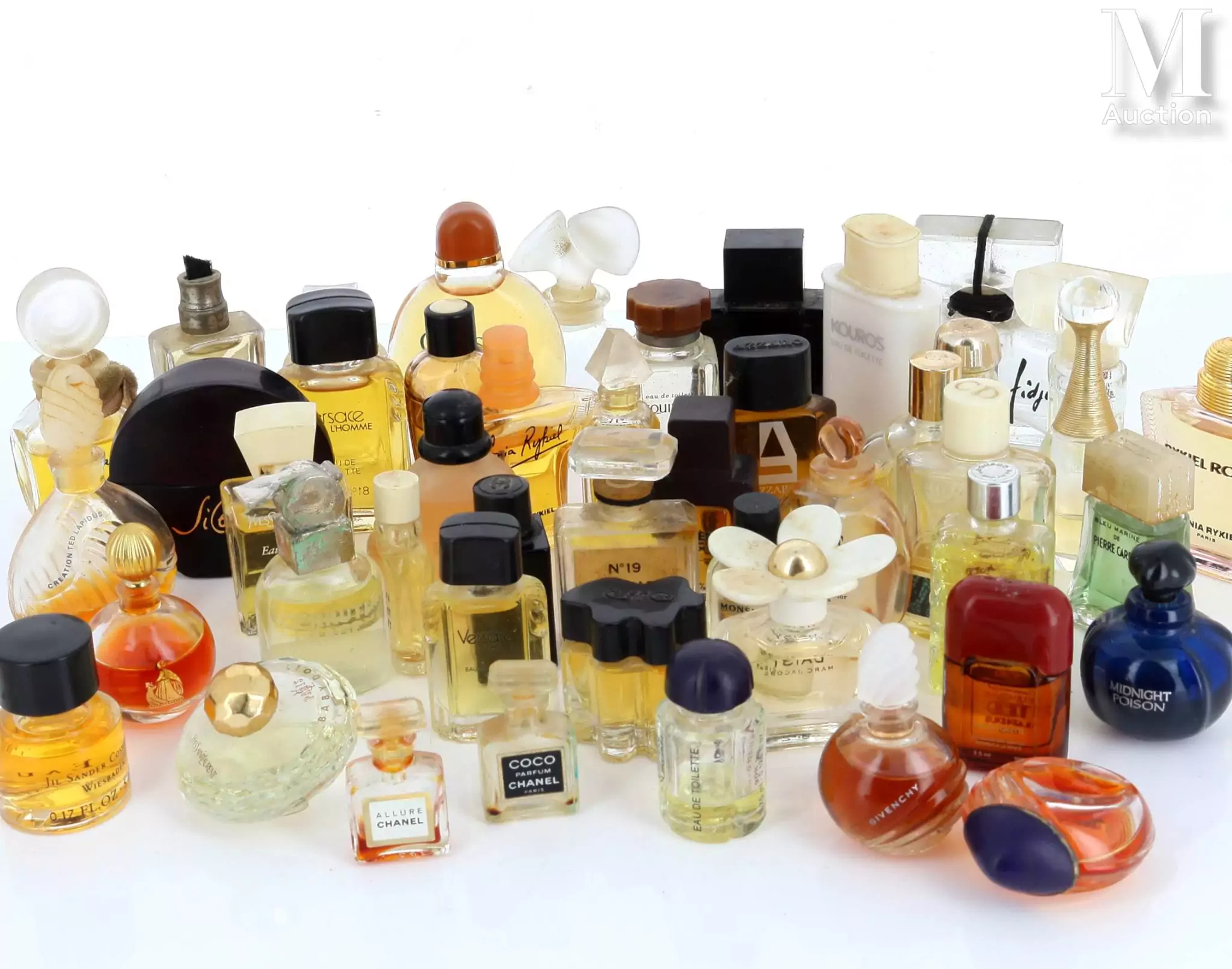 Important lot de parfums miniatures et échantillons de créateurs