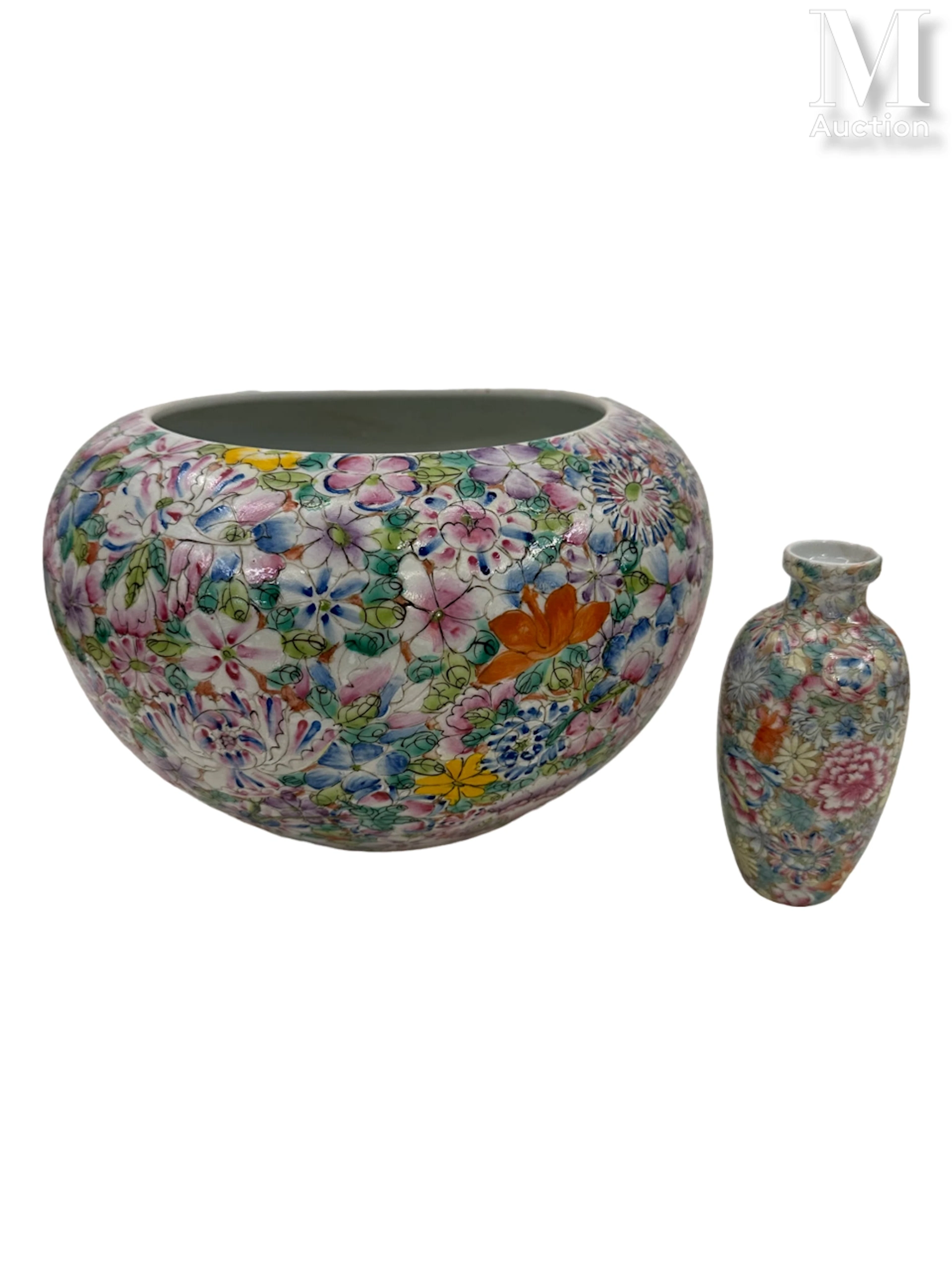 CHINE, XXe siecle Ensemble de deux pièces en porcelaine