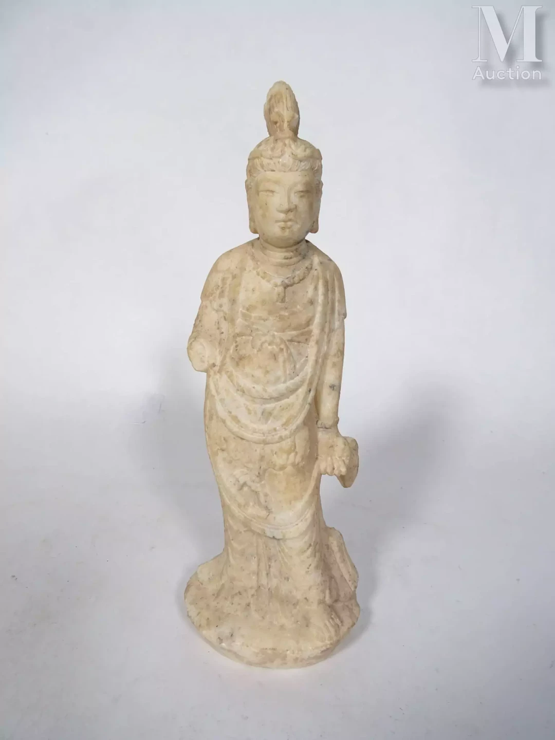 CHINE, Dans le style Tang Statuette d’une femme en marbre