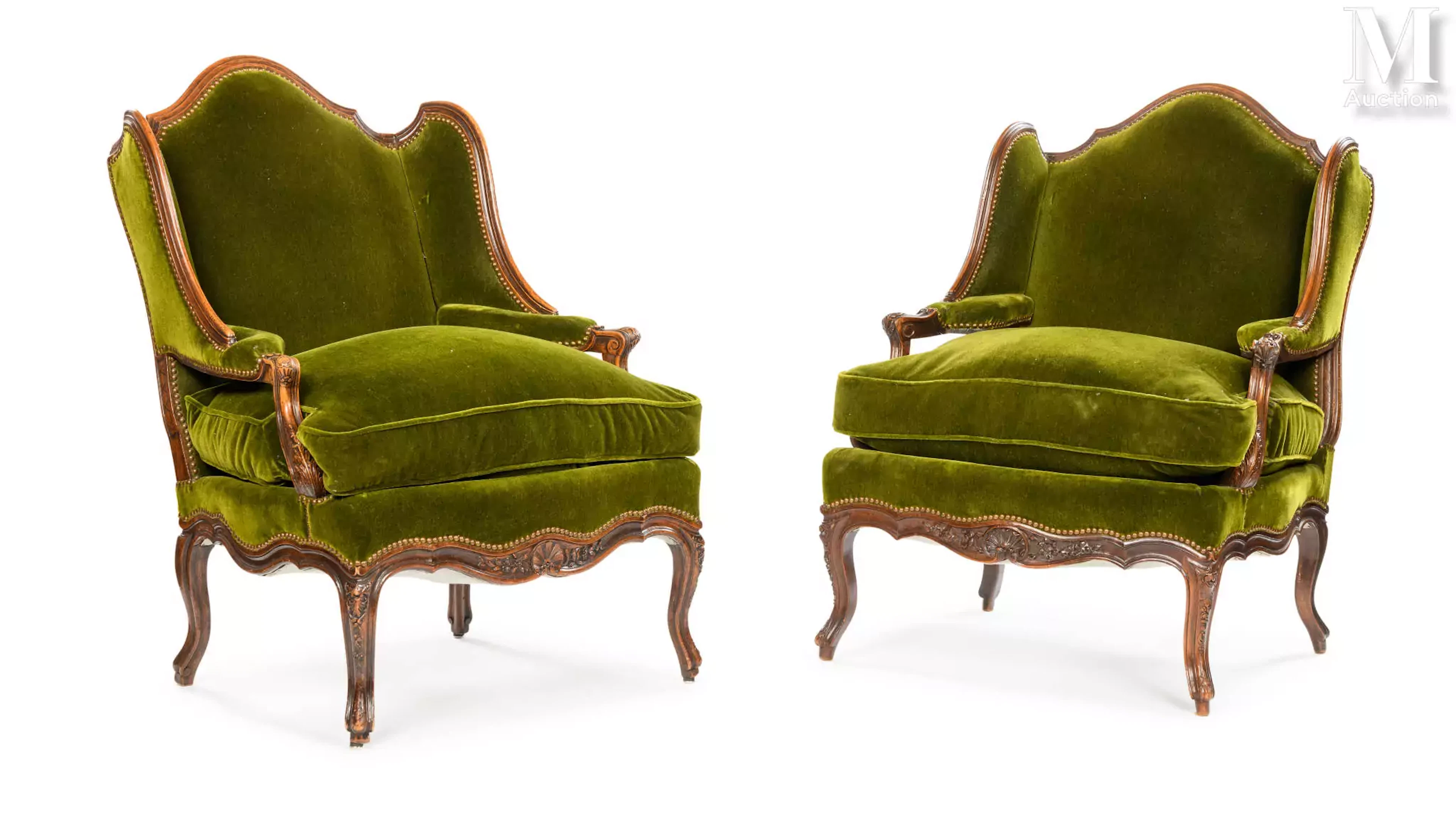 Suite de deux grandes bergères à oreilles de style Louis XV
