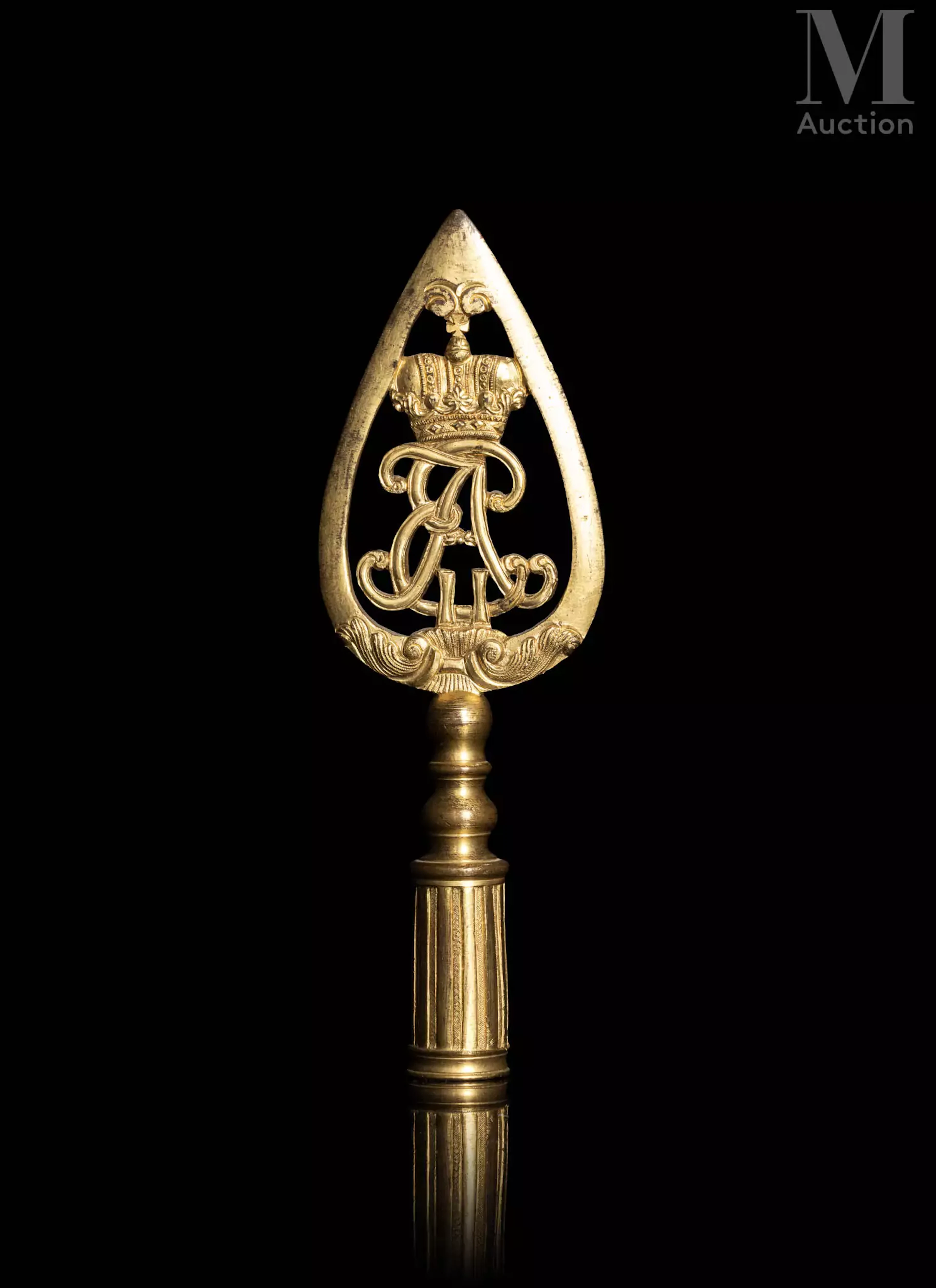 Pointe de drapeau ou d’étendard en bronze doré finement ciselé