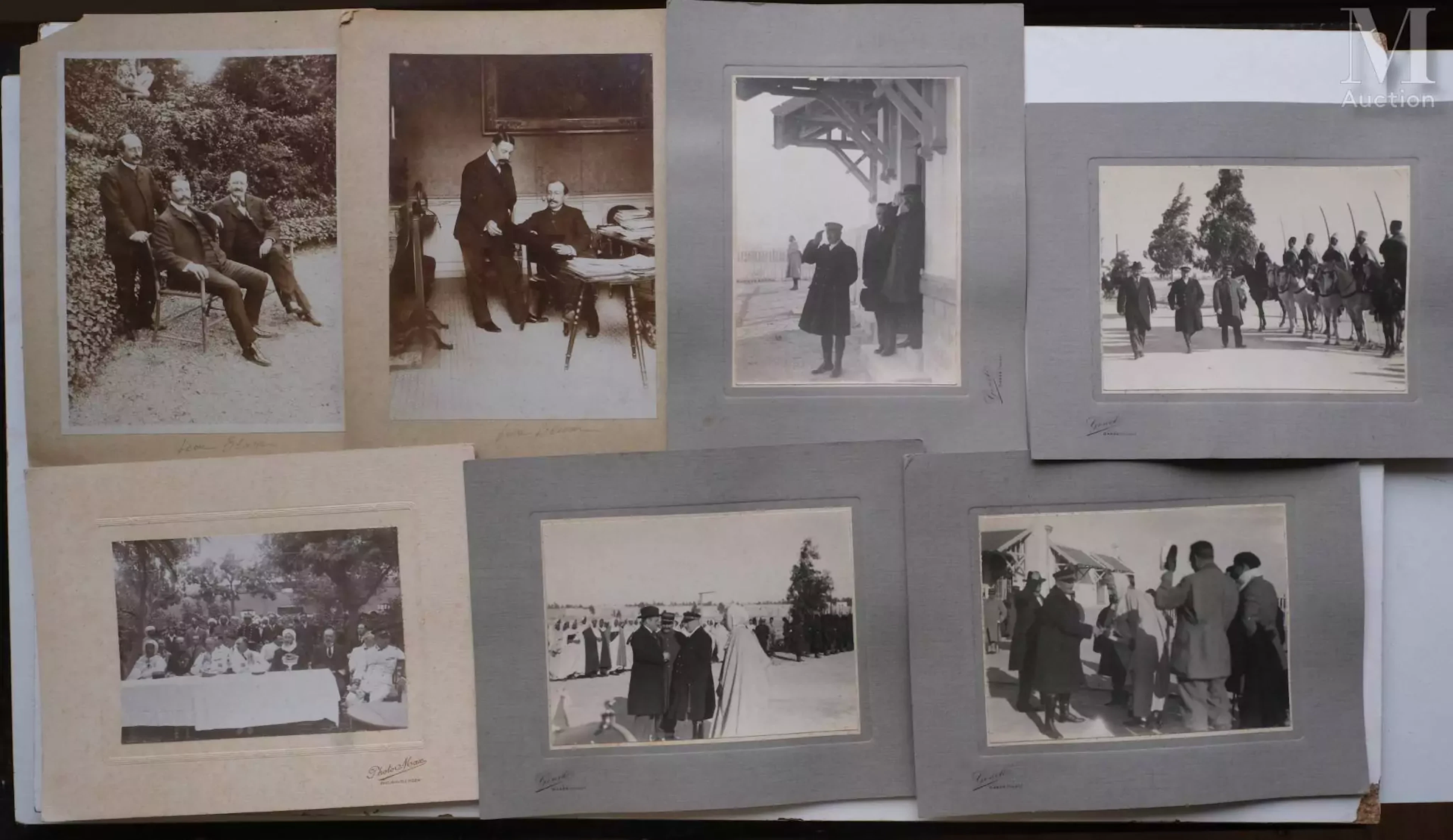Ensemble de cinquante-neuf photographies noir et blanc