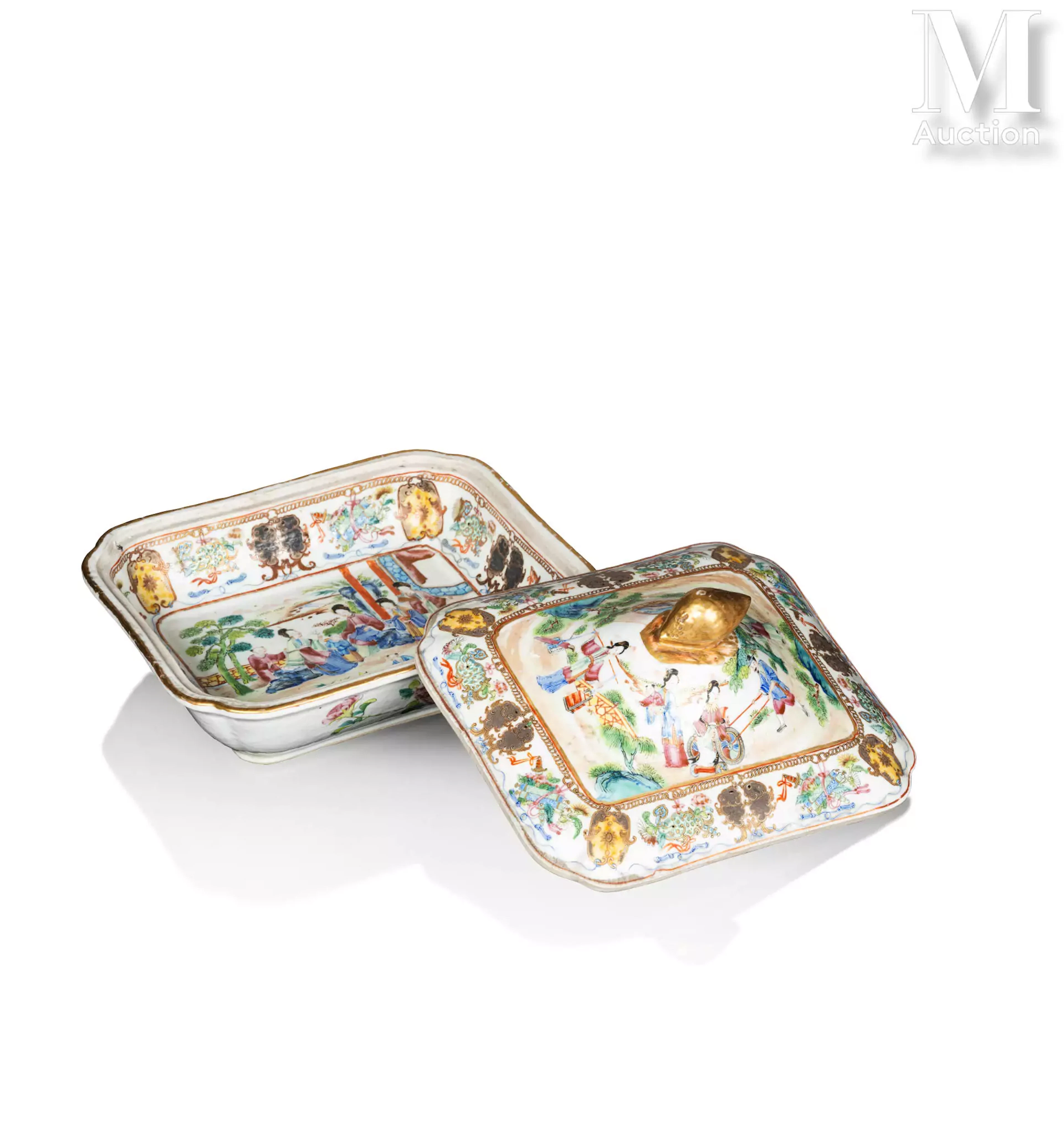 CHINE, Canton, XIXe siècle Terrine couverte en porcelaine