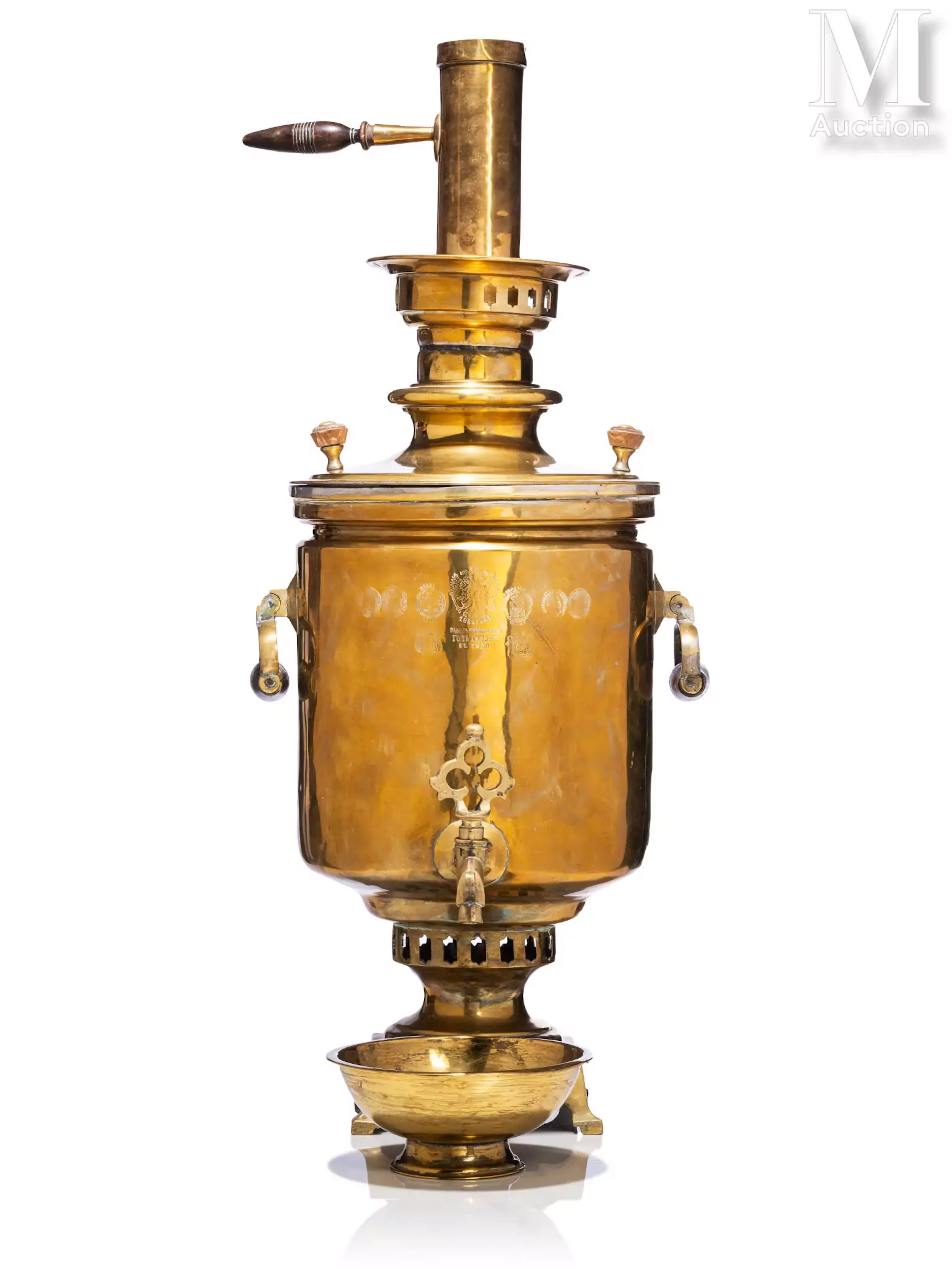 Samovar en cuivre doré, de forme cylindrique reposant sur une base