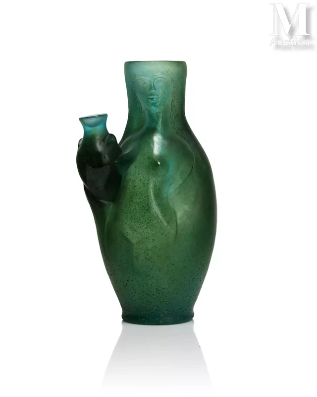 Pierre ROULOT (1917 - 2007) pour DAUM - Nancy "Femme et amphore"