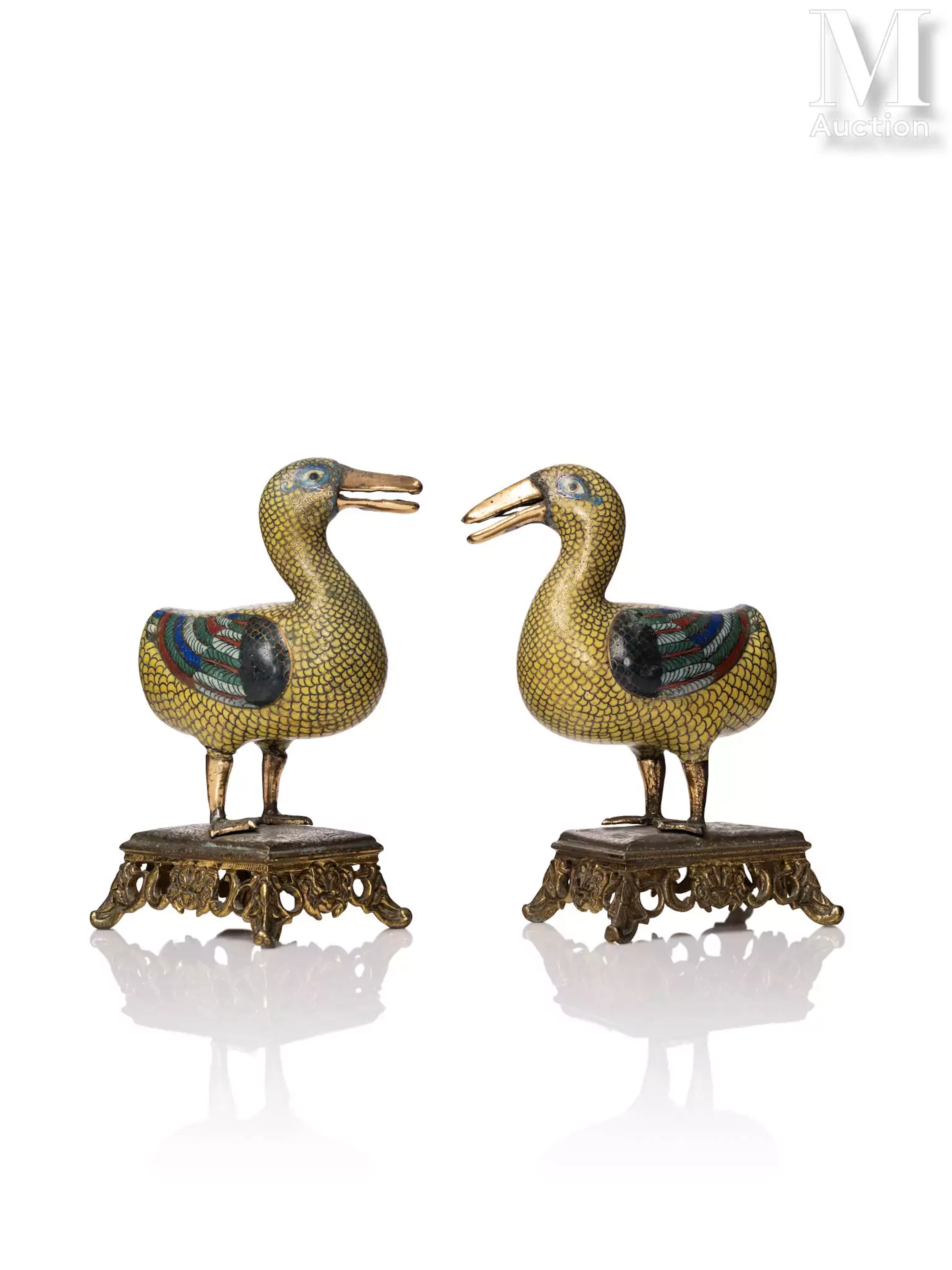 CHINE, Vers 1900 Paire de sujets en bronze et émaux cloisonnés
