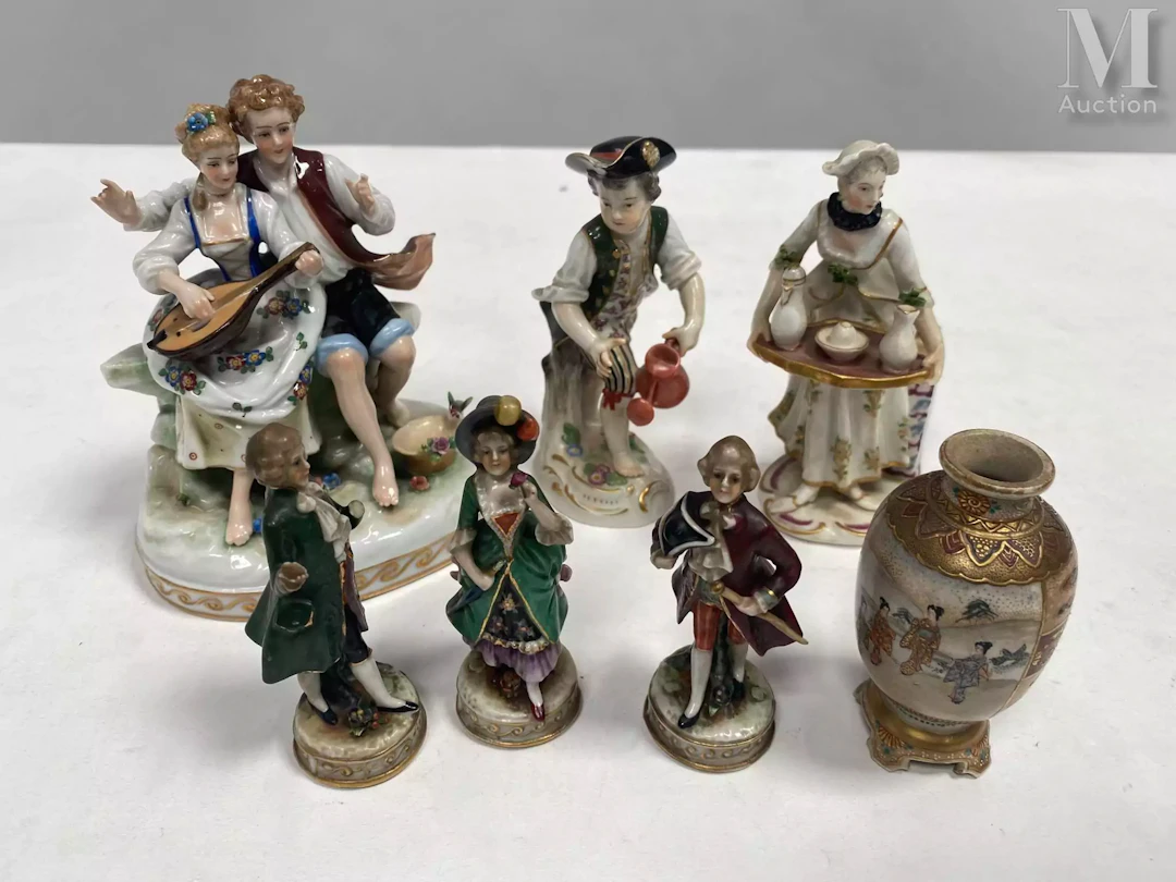 Ensemble de six groupes en porcelaine polychrome