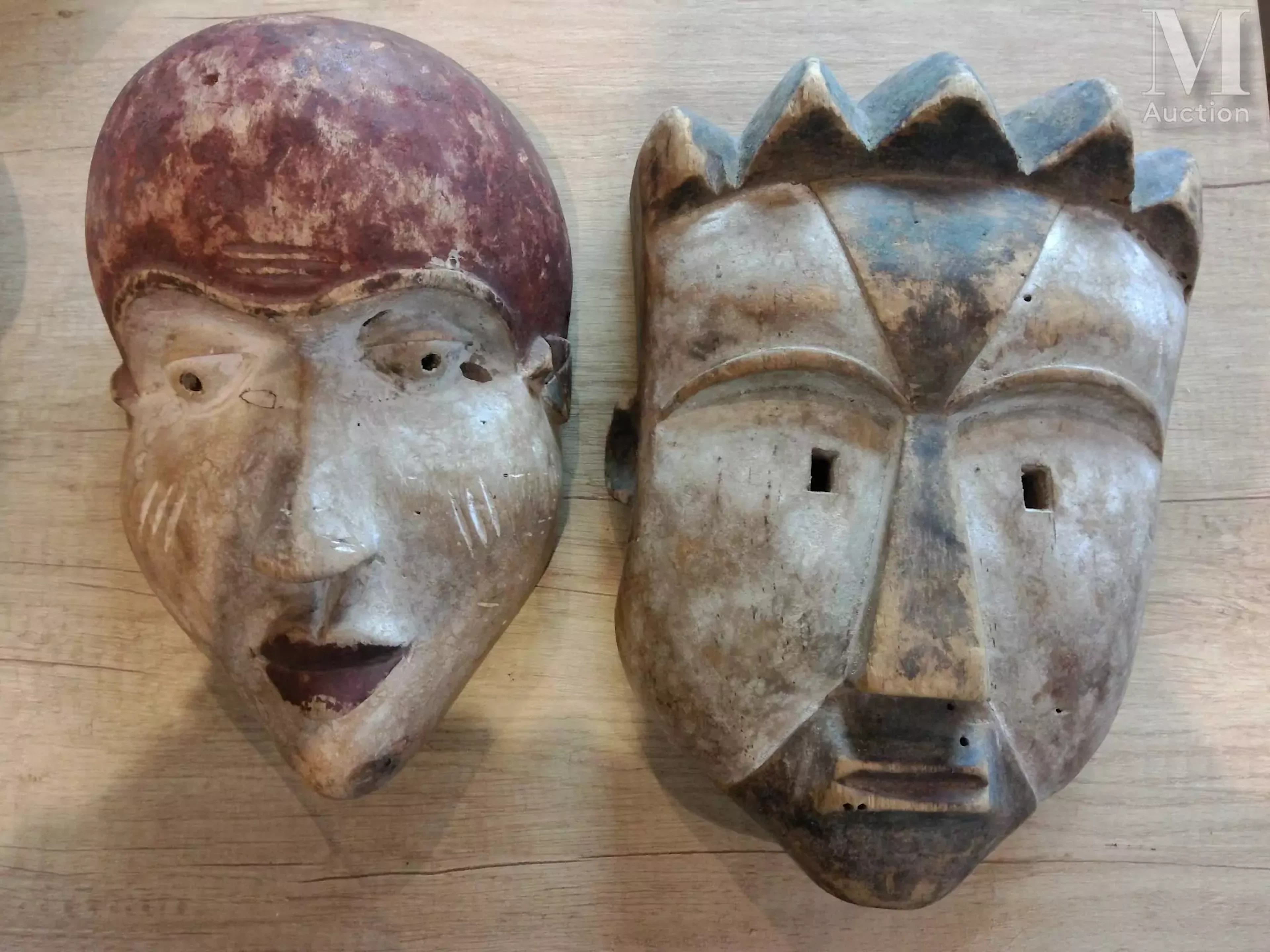 Deux masques africains en bois sculpté